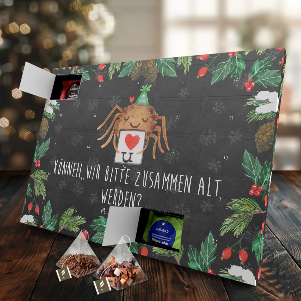 Tee Adventskalender Spinne Agathe Brief Adventskalender, Kerzen Adventskalender, Duftkerzen Adventskalender, Spinne Agathe, Spinne, Agathe, Videos, Merchandise, Liebesbeweis, Ich Liebe dich, Heiratsantrag, Verliebt, Liebespaar, Liebesgeschenk, Treuebeweis, Treuetest