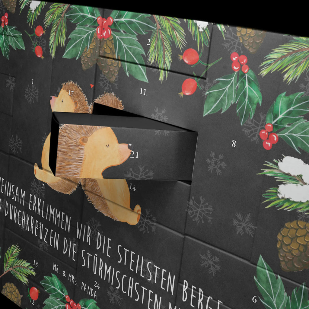 Befüllbarer Adventskalender Igel händchenhaltend Befüllbarer Adventskalender, Adventskalender zum selbst befüllen, Liebe, Partner, Freund, Freundin, Ehemann, Ehefrau, Heiraten, Verlobung, Heiratsantrag, Liebesgeschenk, Jahrestag, Hocheitstag, Igel, Igelliebe, Hand in Hand, Liebesbeweis, große Liebe, Liebesbotschaft, Hochzeit, Lieblingsmensch, Gemeinsamkeit, Love, Geschenk für zwei