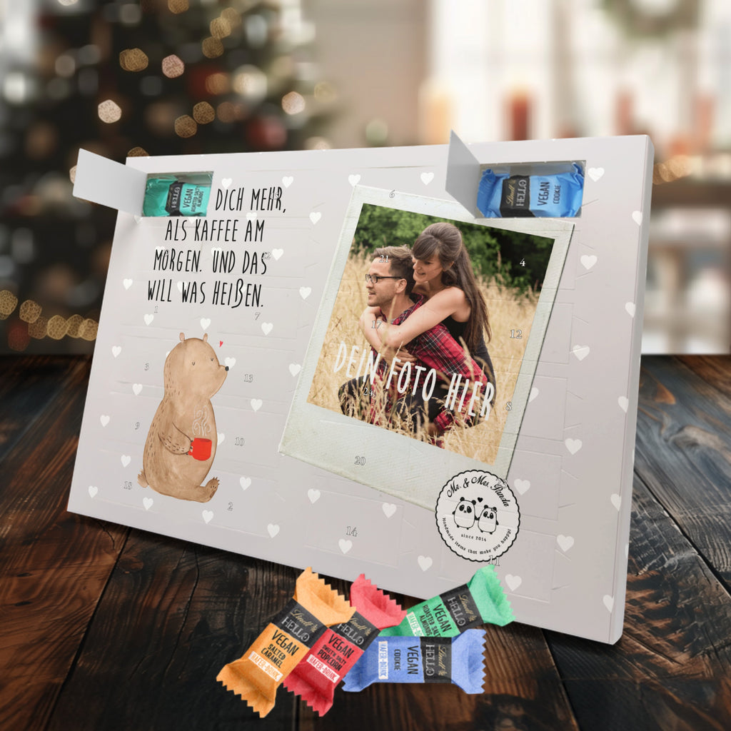 Personalisierter veganer Foto Adventskalender Bär Morgenkaffee Personalisierter veganer Adventskalender, Liebe, Partner, Freund, Freundin, Ehemann, Ehefrau, Heiraten, Verlobung, Heiratsantrag, Liebesgeschenk, Jahrestag, Hocheitstag, Valentinstag, Geschenk für Frauen, Hochzeitstag, Mitbringsel, Geschenk für Freundin, Geschenk für Partner, Liebesbeweis, für Männer, für Ehemann