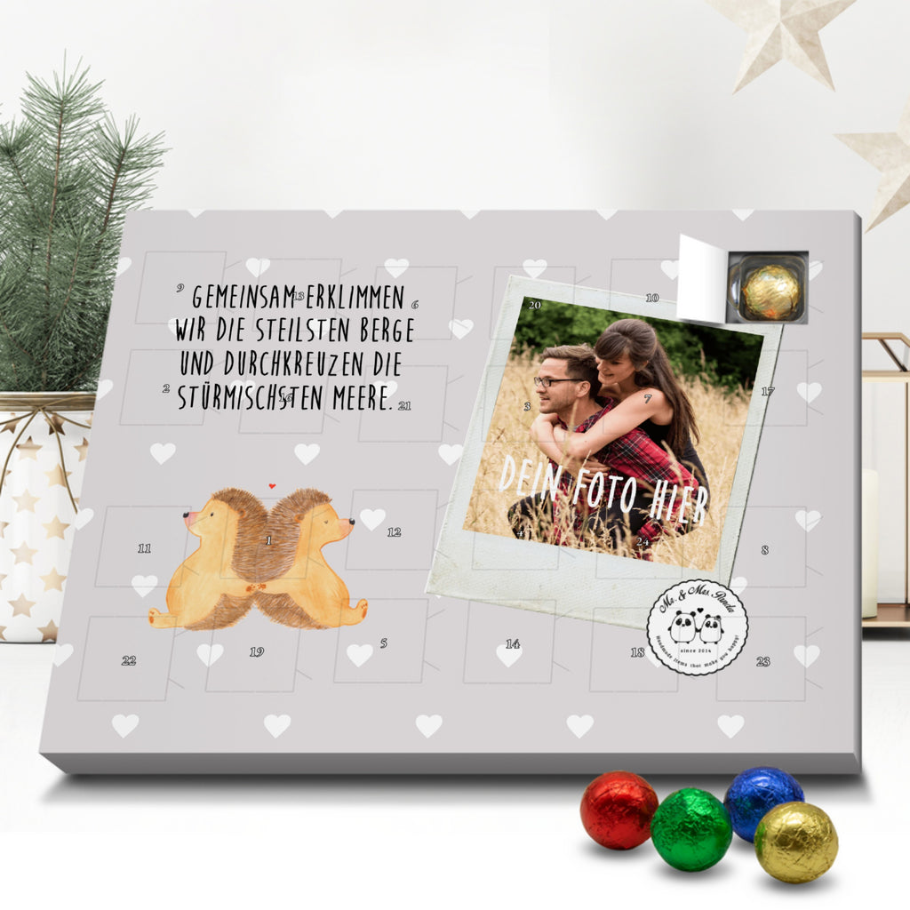 Personalisierter Schoko Foto Adventskalender Igel händchenhaltend Personalisierter Adventskalender, Adventskalender mit Namen, Liebe, Partner, Freund, Freundin, Ehemann, Ehefrau, Heiraten, Verlobung, Heiratsantrag, Liebesgeschenk, Jahrestag, Hocheitstag, Igel, Igelliebe, Hand in Hand, Liebesbeweis, große Liebe, Liebesbotschaft, Hochzeit, Lieblingsmensch, Gemeinsamkeit, Love, Geschenk für zwei