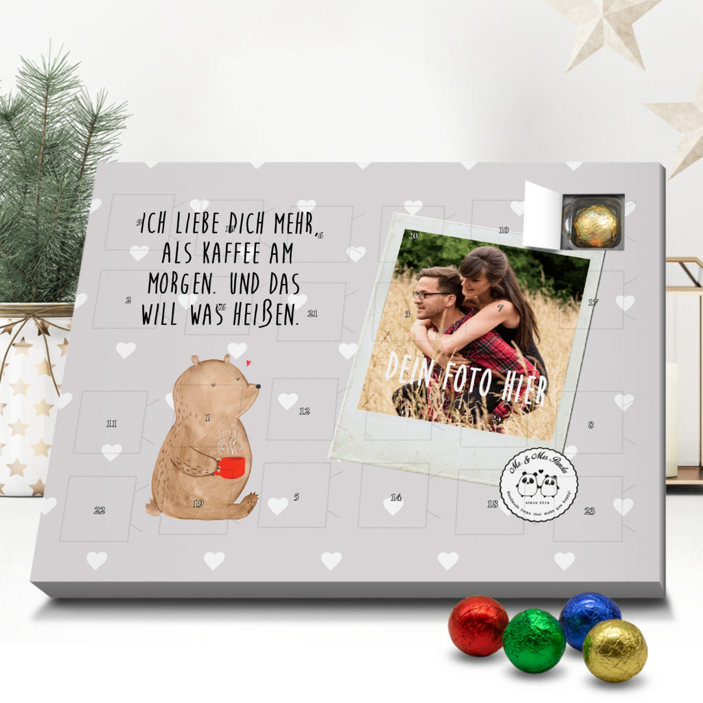 Personalisierter Schoko Foto Adventskalender Bär Morgenkaffee Personalisierter Adventskalender, Adventskalender mit Namen, Liebe, Partner, Freund, Freundin, Ehemann, Ehefrau, Heiraten, Verlobung, Heiratsantrag, Liebesgeschenk, Jahrestag, Hocheitstag, Valentinstag, Geschenk für Frauen, Hochzeitstag, Mitbringsel, Geschenk für Freundin, Geschenk für Partner, Liebesbeweis, für Männer, für Ehemann