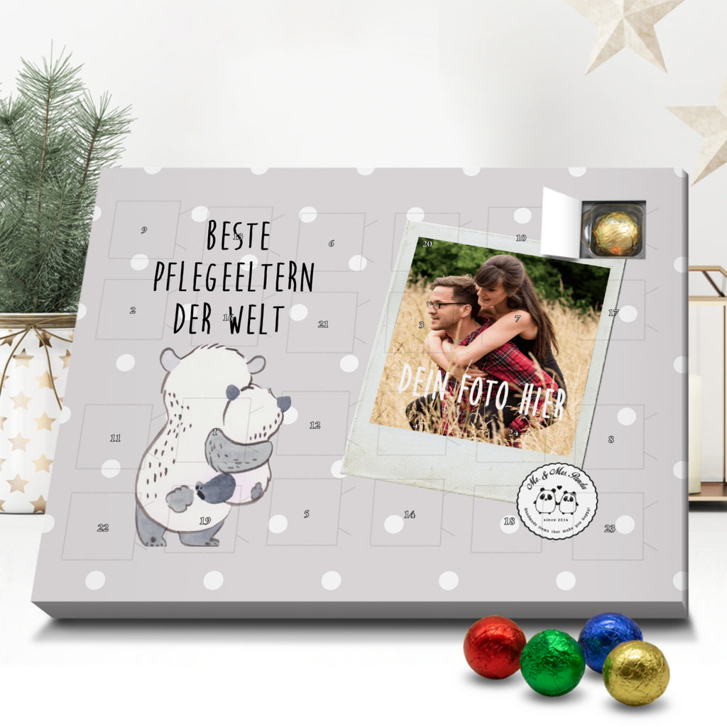 Personalisierter Schoko Foto Adventskalender Panda Beste Pflegeeltern der Welt Personalisierter Adventskalender, Adventskalender mit Namen, für, Dankeschön, Geschenk, Schenken, Geburtstag, Geburtstagsgeschenk, Geschenkidee, Danke, Bedanken, Mitbringsel, Freude machen, Geschenktipp, Pflegeeltern, Pflegekind, Adoption, Eltern, Mama, Papa, Mami, Papi, Familie, Elternpaar, Mama und Papa