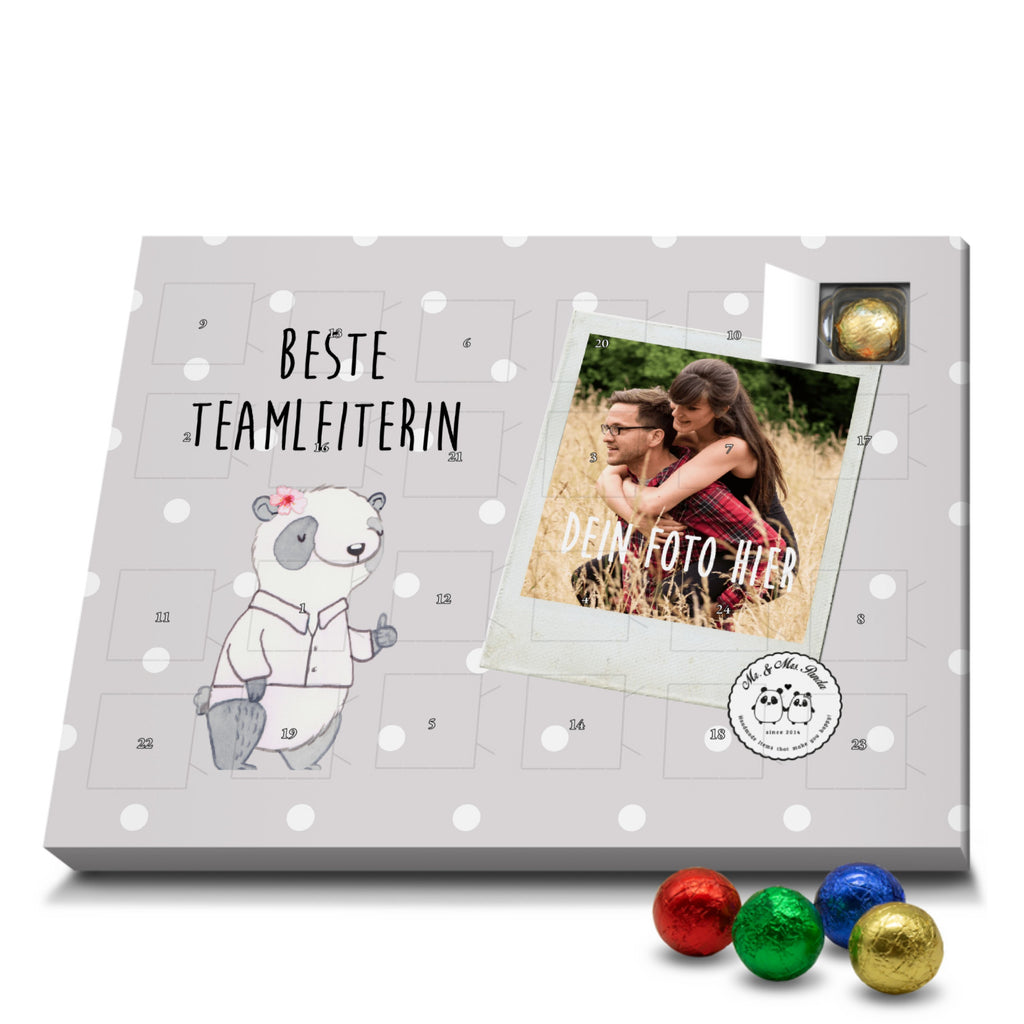 Personalisierter Schoko Foto Adventskalender Panda Beste Teamleiterin Personalisierter Adventskalender, Adventskalender mit Namen, für, Dankeschön, Geschenk, Schenken, Geburtstag, Geburtstagsgeschenk, Geschenkidee, Danke, Bedanken, Mitbringsel, Freude machen, Geschenktipp, Teamleiterin, Seminarleiterin, Gruppenleiterin, Leiterin, Kollegin, Chefin, Vorgesetzte, Abschied, Abschiedsgeschenk, Ruhestand