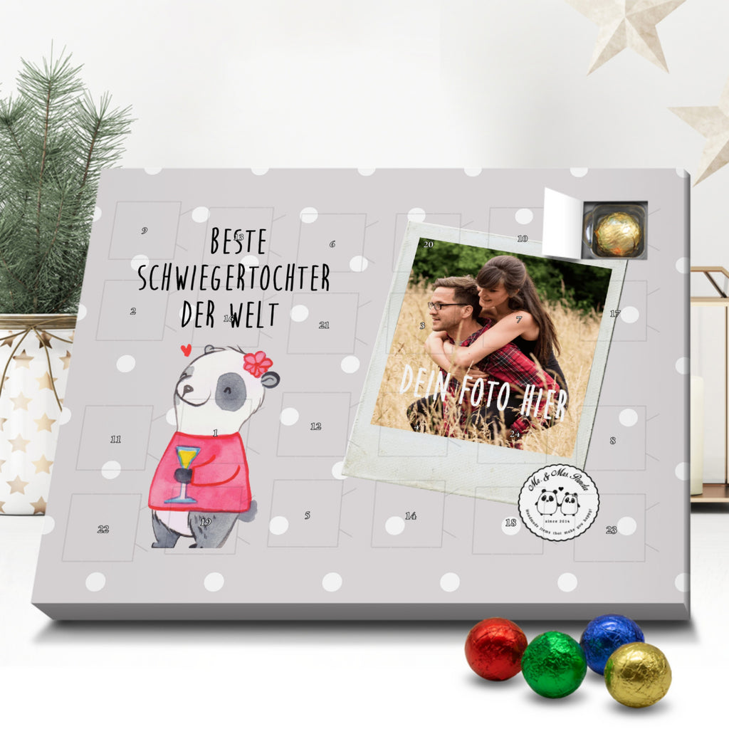 Personalisierter Schoko Foto Adventskalender Panda Beste Schwiegertochter der Welt Personalisierter Adventskalender, Adventskalender mit Namen, für, Dankeschön, Geschenk, Schenken, Geburtstag, Geburtstagsgeschenk, Geschenkidee, Danke, Bedanken, Mitbringsel, Freude machen, Geschenktipp, Schwiegertochter, Tochter, Ehefrau des Sohns, Frau, angeheiratet, Hochzeit