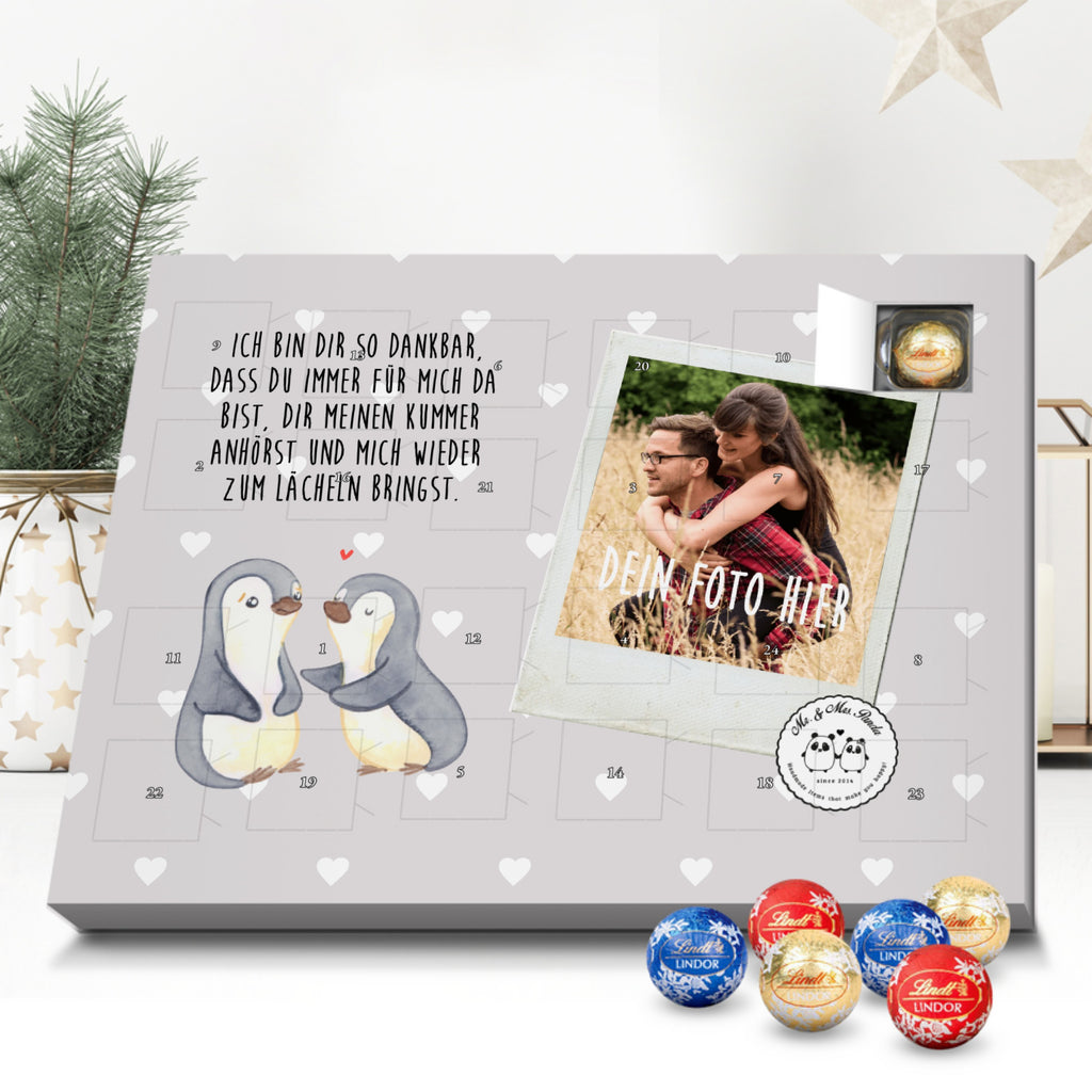 Personalisierter Kugel Markenschokolade Foto Adventskalender Pinguine trösten Personalisierter Kugel Markenschokolade Adventskalender, Liebe, Partner, Freund, Freundin, Ehemann, Ehefrau, Heiraten, Verlobung, Heiratsantrag, Liebesgeschenk, Jahrestag, Hocheitstag, Valentinstag, Geschenk für Frauen, Hochzeitstag, Mitbringsel, Geschenk für Freundin, Geschenk für Partner, Liebesbeweis, für Männer, für Ehemann