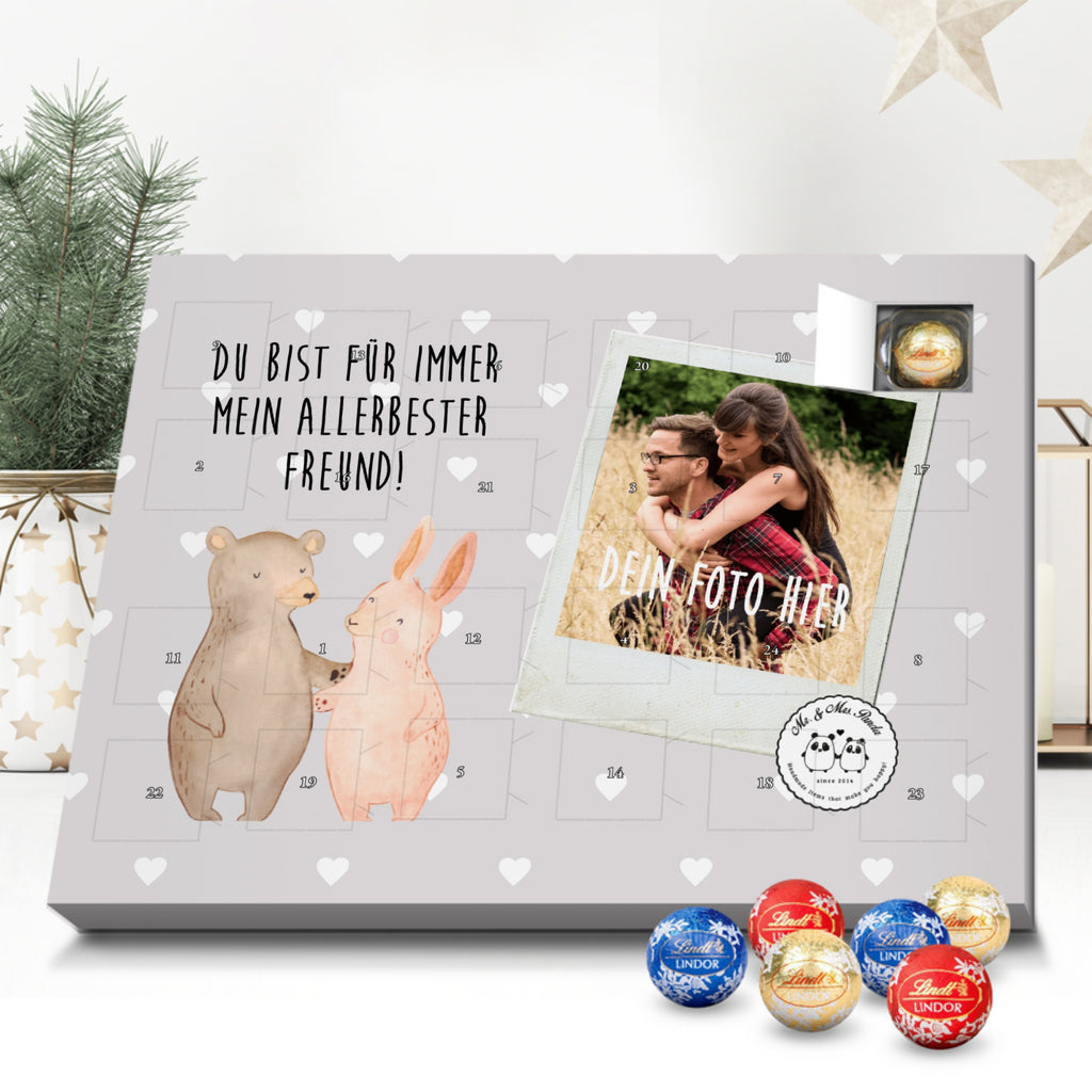 Personalisierter Kugel Markenschokolade Foto Adventskalender Bär und Hase Umarmen Personalisierter Kugel Markenschokolade Adventskalender, Liebe, Partner, Freund, Freundin, Ehemann, Ehefrau, Heiraten, Verlobung, Heiratsantrag, Liebesgeschenk, Jahrestag, Hocheitstag, Freunde, bester Freund, Hase, Bär, Bärchen, best friends