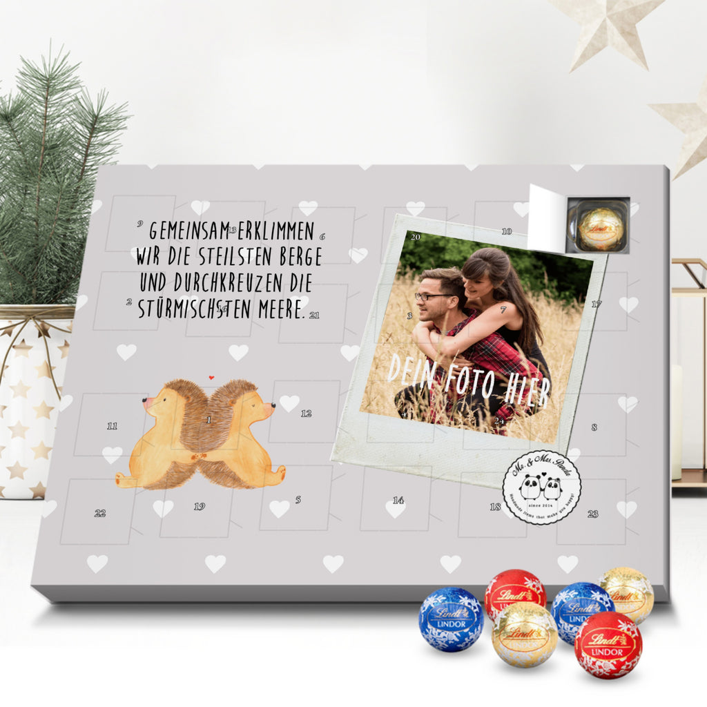 Personalisierter Kugel Markenschokolade Foto Adventskalender Igel händchenhaltend Personalisierter Kugel Markenschokolade Adventskalender, Liebe, Partner, Freund, Freundin, Ehemann, Ehefrau, Heiraten, Verlobung, Heiratsantrag, Liebesgeschenk, Jahrestag, Hocheitstag, Igel, Igelliebe, Hand in Hand, Liebesbeweis, große Liebe, Liebesbotschaft, Hochzeit, Lieblingsmensch, Gemeinsamkeit, Love, Geschenk für zwei