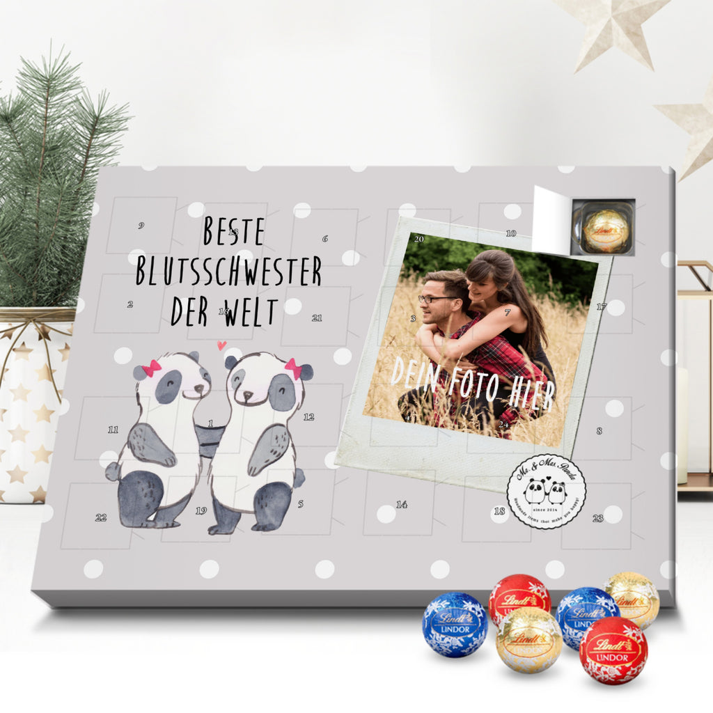 Personalisierter Kugel Markenschokolade Foto Adventskalender Panda Beste Blutsschwester der Welt Personalisierter Kugel Markenschokolade Adventskalender, für, Dankeschön, Geschenk, Schenken, Geburtstag, Geburtstagsgeschenk, Geschenkidee, Danke, Bedanken, Mitbringsel, Freude machen, Geschenktipp, Blutsschwester, Blutsgeschwister, Freundin, Bae, Schwestern, Schwester, Geschwister, Schwesterherz, Sister, Familie, Kleinigkeit, Beste, Tochter, Liebe