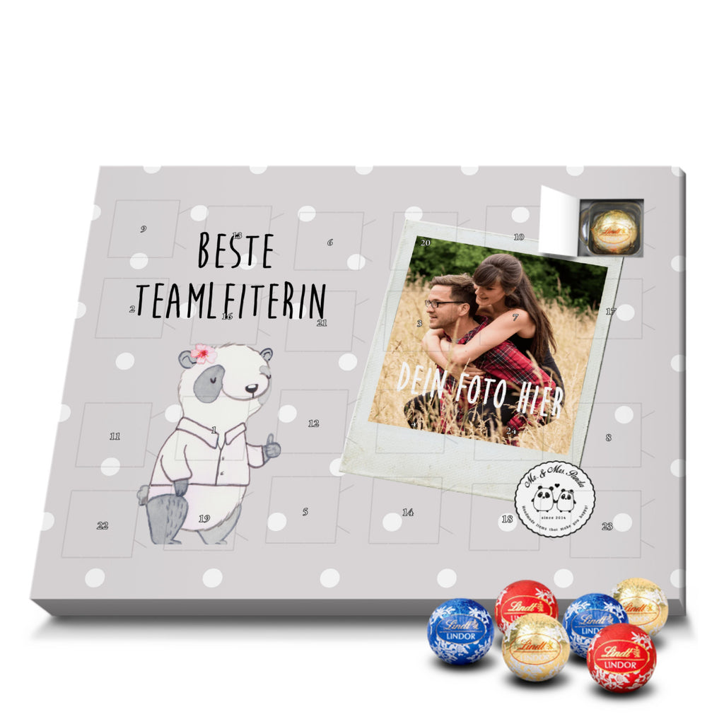 Personalisierter Kugel Markenschokolade Foto Adventskalender Panda Beste Teamleiterin Personalisierter Kugel Markenschokolade Adventskalender, für, Dankeschön, Geschenk, Schenken, Geburtstag, Geburtstagsgeschenk, Geschenkidee, Danke, Bedanken, Mitbringsel, Freude machen, Geschenktipp, Teamleiterin, Seminarleiterin, Gruppenleiterin, Leiterin, Kollegin, Chefin, Vorgesetzte, Abschied, Abschiedsgeschenk, Ruhestand