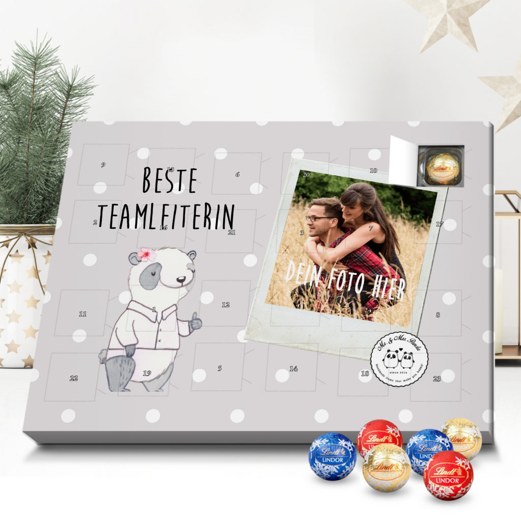 Personalisierter Kugel Markenschokolade Foto Adventskalender Panda Beste Teamleiterin Personalisierter Kugel Markenschokolade Adventskalender, für, Dankeschön, Geschenk, Schenken, Geburtstag, Geburtstagsgeschenk, Geschenkidee, Danke, Bedanken, Mitbringsel, Freude machen, Geschenktipp, Teamleiterin, Seminarleiterin, Gruppenleiterin, Leiterin, Kollegin, Chefin, Vorgesetzte, Abschied, Abschiedsgeschenk, Ruhestand