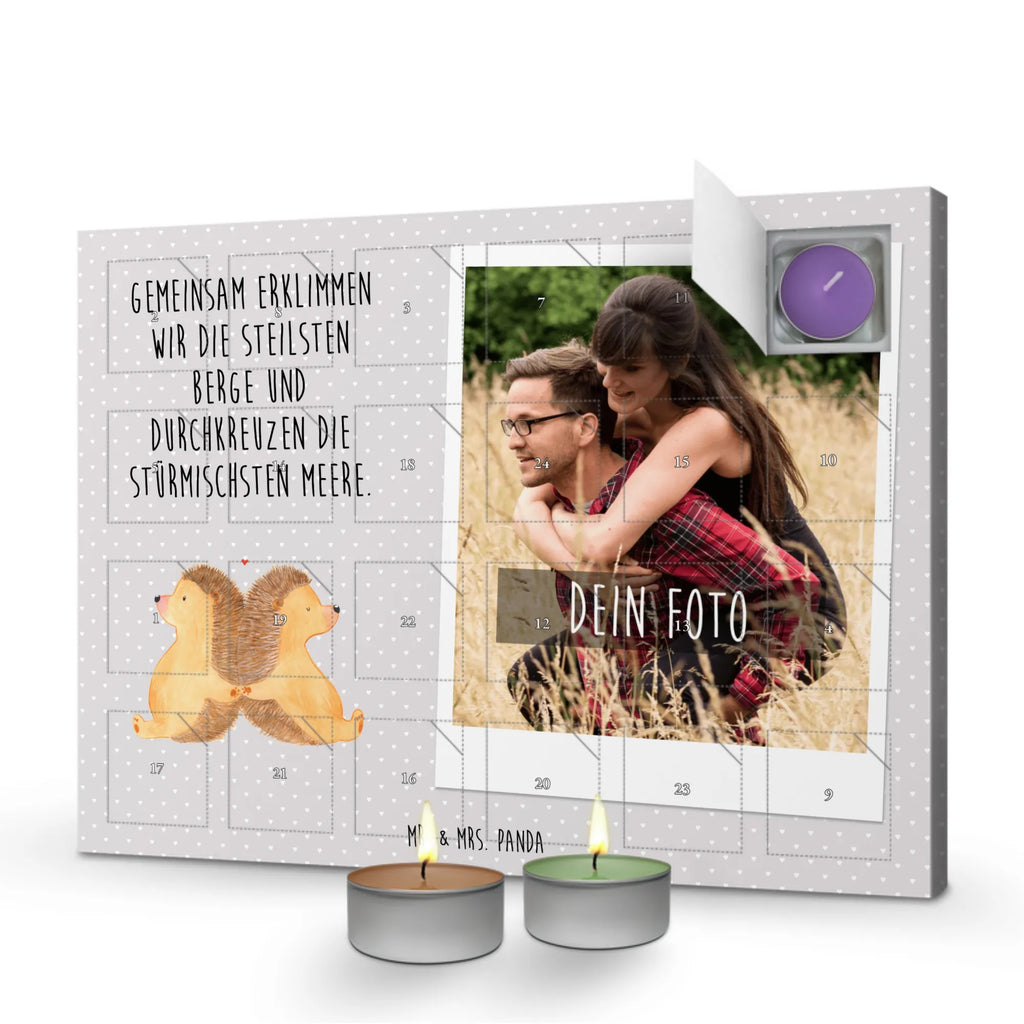 Personalisierter Duftkerzen Foto Adventskalender Igel händchenhaltend Personalisierter Duftkerzen Foto Adventskalender, Liebe, Partner, Freund, Freundin, Ehemann, Ehefrau, Heiraten, Verlobung, Heiratsantrag, Liebesgeschenk, Jahrestag, Hocheitstag, Igel, Igelliebe, Hand in Hand, Liebesbeweis, große Liebe, Liebesbotschaft, Hochzeit, Lieblingsmensch, Gemeinsamkeit, Love, Geschenk für zwei