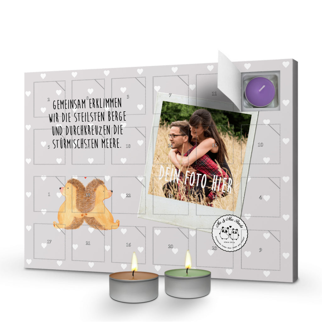 Personalisierter Duftkerzen Foto Adventskalender Igel händchenhaltend Personalisierter Duftkerzen Adventskalender, Liebe, Partner, Freund, Freundin, Ehemann, Ehefrau, Heiraten, Verlobung, Heiratsantrag, Liebesgeschenk, Jahrestag, Hocheitstag, Igel, Igelliebe, Hand in Hand, Liebesbeweis, große Liebe, Liebesbotschaft, Hochzeit, Lieblingsmensch, Gemeinsamkeit, Love, Geschenk für zwei