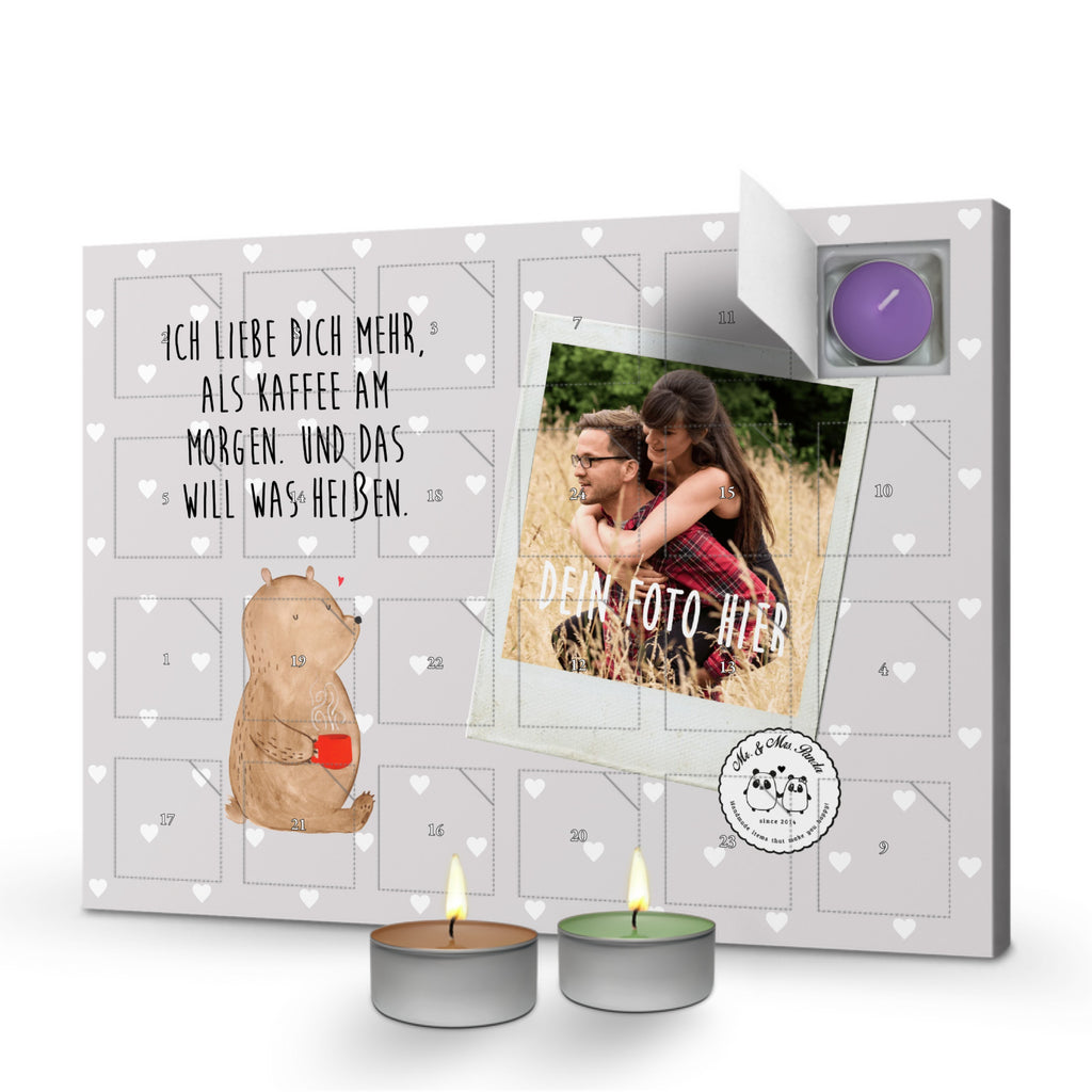 Personalisierter Duftkerzen Foto Adventskalender Bär Morgenkaffee Personalisierter Duftkerzen Adventskalender, Liebe, Partner, Freund, Freundin, Ehemann, Ehefrau, Heiraten, Verlobung, Heiratsantrag, Liebesgeschenk, Jahrestag, Hocheitstag, Valentinstag, Geschenk für Frauen, Hochzeitstag, Mitbringsel, Geschenk für Freundin, Geschenk für Partner, Liebesbeweis, für Männer, für Ehemann