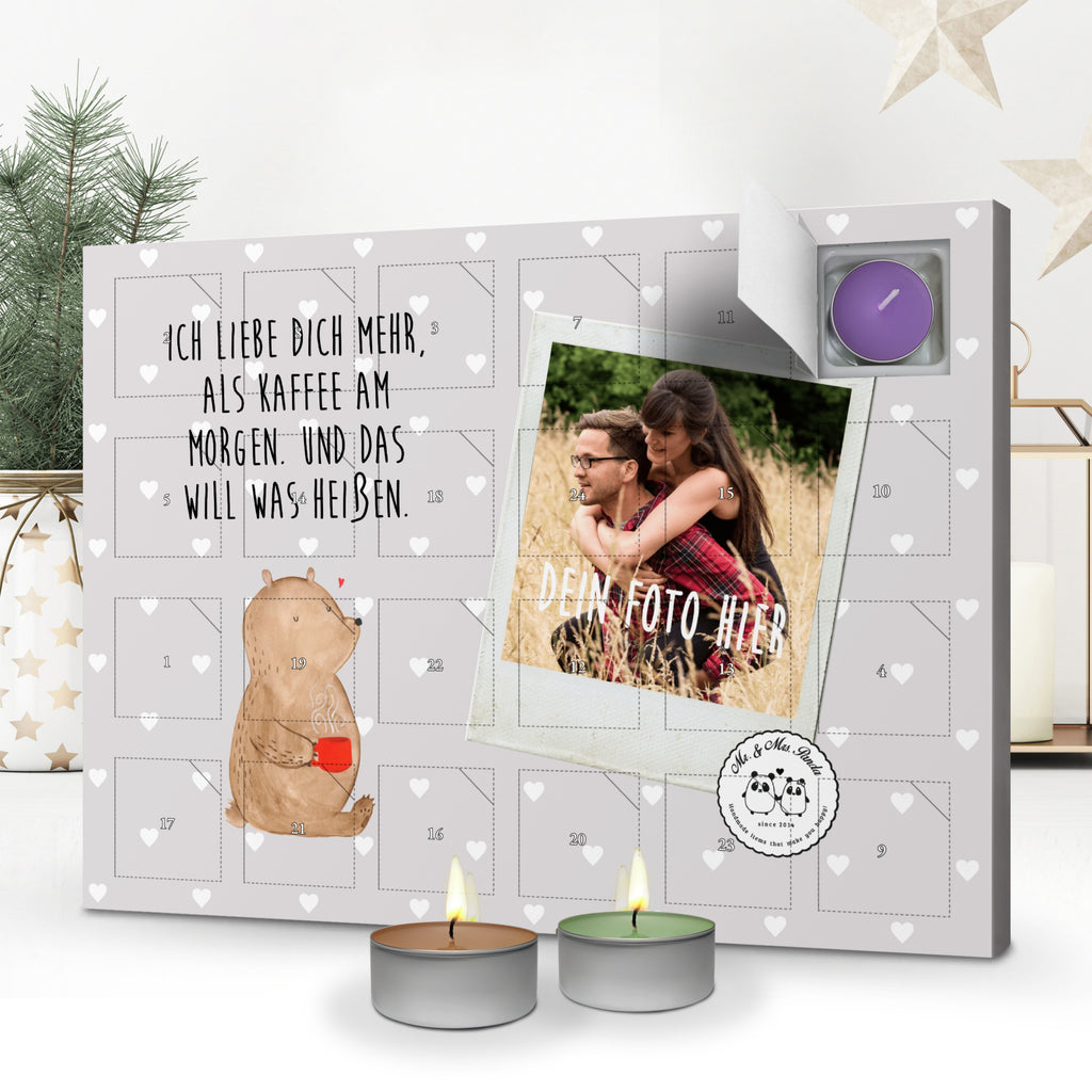 Personalisierter Duftkerzen Foto Adventskalender Bär Morgenkaffee Personalisierter Duftkerzen Adventskalender, Liebe, Partner, Freund, Freundin, Ehemann, Ehefrau, Heiraten, Verlobung, Heiratsantrag, Liebesgeschenk, Jahrestag, Hocheitstag, Valentinstag, Geschenk für Frauen, Hochzeitstag, Mitbringsel, Geschenk für Freundin, Geschenk für Partner, Liebesbeweis, für Männer, für Ehemann