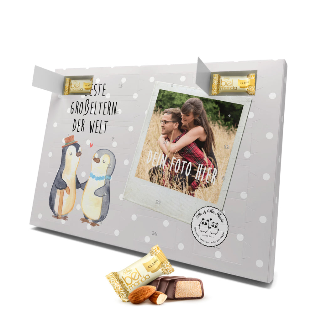 Personalisierter Marzipan Foto Adventskalender Pinguin Beste Großeltern der Welt Personalisierter Marzipan Adventskalender, für, Dankeschön, Geschenk, Schenken, Geburtstag, Geburtstagsgeschenk, Geschenkidee, Danke, Bedanken, Mitbringsel, Freude machen, Geschenktipp, Großeltern, Grosseltern, Großmutter, Großvater, Opa, Omi, Oma, Opi. Großpapa, Großmama, Enkel, Enkelin, Enkelkind, Kleinigkeit, Omma, Ommi, Oppa, Oppi, Bester