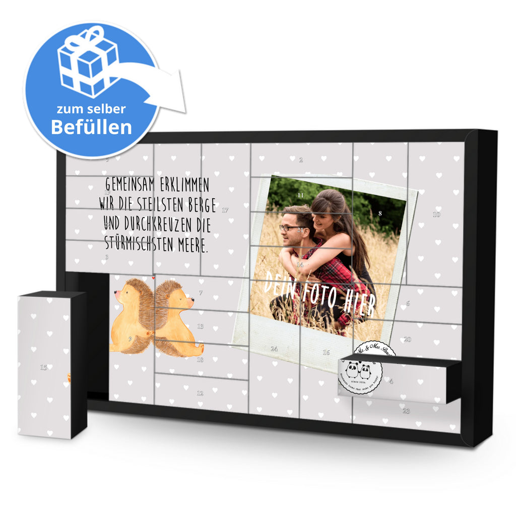 Personalisierter Befüllbarer Foto Adventskalender Igel händchenhaltend Befüllbarer Adventskalender, Adventskalender zum selbst befüllen, Liebe, Partner, Freund, Freundin, Ehemann, Ehefrau, Heiraten, Verlobung, Heiratsantrag, Liebesgeschenk, Jahrestag, Hocheitstag, Igel, Igelliebe, Hand in Hand, Liebesbeweis, große Liebe, Liebesbotschaft, Hochzeit, Lieblingsmensch, Gemeinsamkeit, Love, Geschenk für zwei