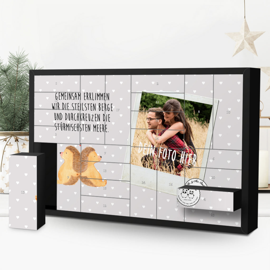 Personalisierter Befüllbarer Foto Adventskalender Igel händchenhaltend Befüllbarer Adventskalender, Adventskalender zum selbst befüllen, Liebe, Partner, Freund, Freundin, Ehemann, Ehefrau, Heiraten, Verlobung, Heiratsantrag, Liebesgeschenk, Jahrestag, Hocheitstag, Igel, Igelliebe, Hand in Hand, Liebesbeweis, große Liebe, Liebesbotschaft, Hochzeit, Lieblingsmensch, Gemeinsamkeit, Love, Geschenk für zwei