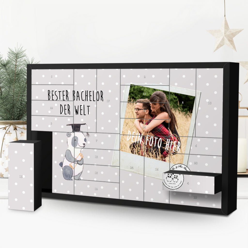 Personalisierter Befüllbarer Foto Adventskalender Panda Bester Bachelor der Welt Befüllbarer Adventskalender, Adventskalender zum selbst befüllen, für, Dankeschön, Geschenk, Schenken, Geburtstag, Geburtstagsgeschenk, Geschenkidee, Danke, Bedanken, Mitbringsel, Freude machen, Geschenktipp, Bachelor, Student, Studium, Sohn, Spaß, Musterschüler, lustig, Studienabschluss, witzig, Universität, Abschluss, Alumni, Uni, Studenten, Hochschule