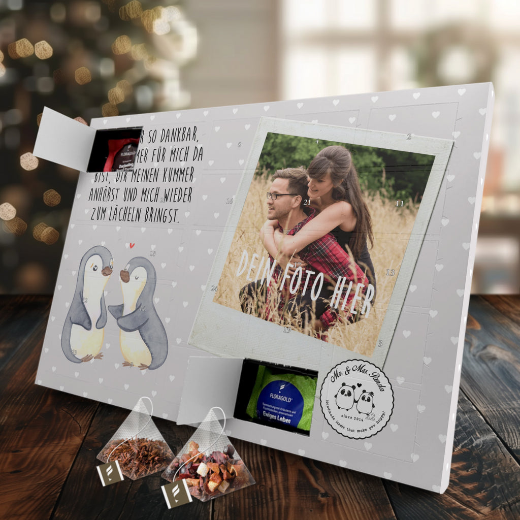 Personalisierter Tee Foto Adventskalender Pinguine trösten Personalisierter Tee Adventskalender, Liebe, Partner, Freund, Freundin, Ehemann, Ehefrau, Heiraten, Verlobung, Heiratsantrag, Liebesgeschenk, Jahrestag, Hocheitstag, Valentinstag, Geschenk für Frauen, Hochzeitstag, Mitbringsel, Geschenk für Freundin, Geschenk für Partner, Liebesbeweis, für Männer, für Ehemann