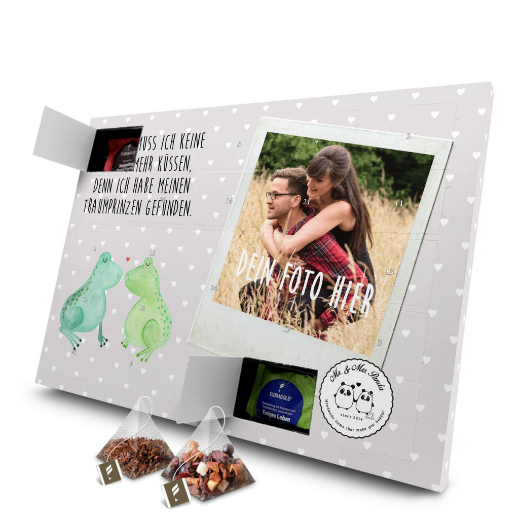 Personalisierter Tee Foto Adventskalender Frosch Liebe Personalisierter Tee Adventskalender, Liebe, Partner, Freund, Freundin, Ehemann, Ehefrau, Heiraten, Verlobung, Heiratsantrag, Liebesgeschenk, Jahrestag, Hocheitstag, Verliebt, Verlobt, Verheiratet, Geschenk Freundin, Geschenk Freund, Liebesbeweis, Hochzeitstag, Geschenk Hochzeit, Frosch, Frösche, Froschkönig, Fröschchen