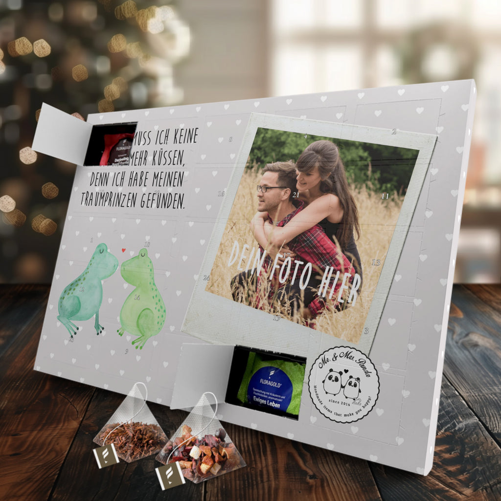 Personalisierter Tee Foto Adventskalender Frosch Liebe Personalisierter Tee Adventskalender, Liebe, Partner, Freund, Freundin, Ehemann, Ehefrau, Heiraten, Verlobung, Heiratsantrag, Liebesgeschenk, Jahrestag, Hocheitstag, Verliebt, Verlobt, Verheiratet, Geschenk Freundin, Geschenk Freund, Liebesbeweis, Hochzeitstag, Geschenk Hochzeit, Frosch, Frösche, Froschkönig, Fröschchen