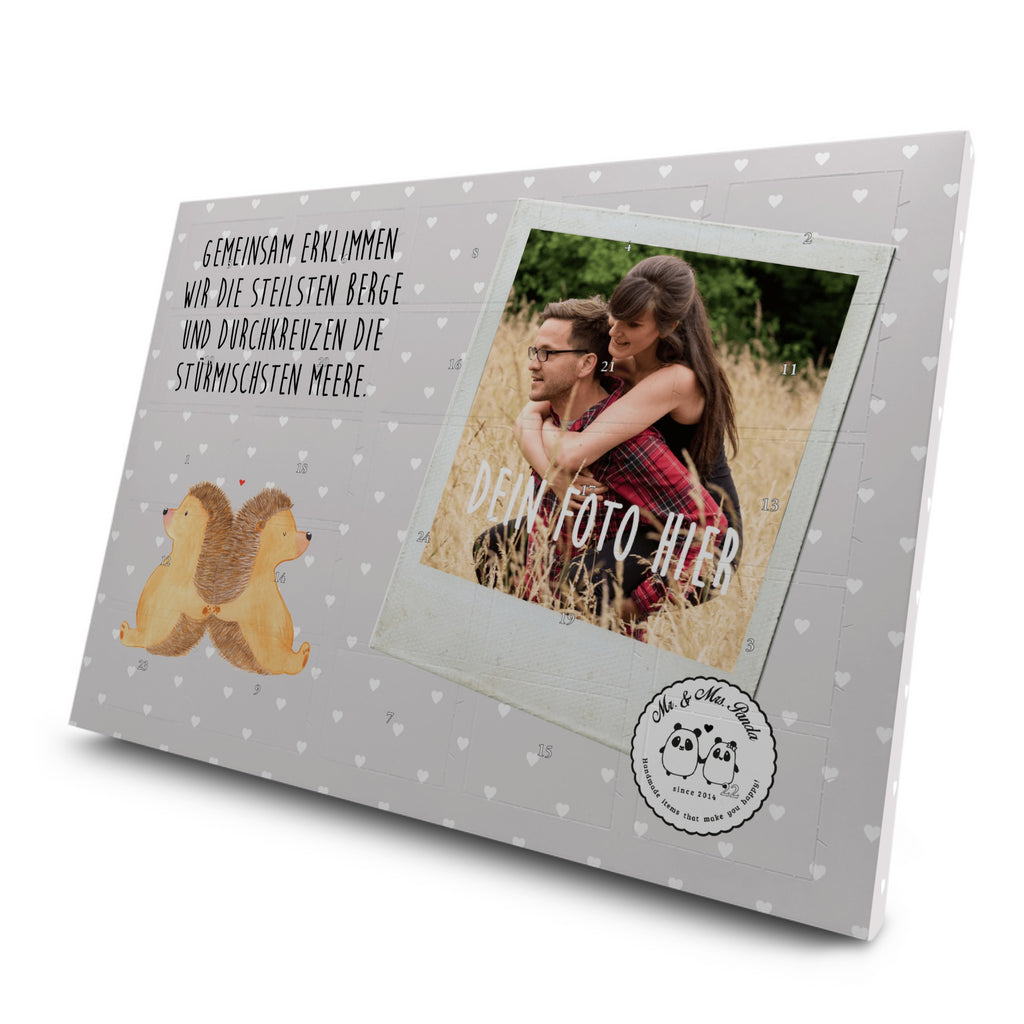 Personalisierter Tee Foto Adventskalender Igel händchenhaltend Personalisierter Tee Adventskalender, Liebe, Partner, Freund, Freundin, Ehemann, Ehefrau, Heiraten, Verlobung, Heiratsantrag, Liebesgeschenk, Jahrestag, Hocheitstag, Igel, Igelliebe, Hand in Hand, Liebesbeweis, große Liebe, Liebesbotschaft, Hochzeit, Lieblingsmensch, Gemeinsamkeit, Love, Geschenk für zwei