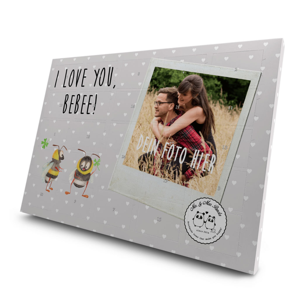 Personalisierter Tee Foto Adventskalender Bienen Paar Personalisierter Tee Adventskalender, Liebe, Partner, Freund, Freundin, Ehemann, Ehefrau, Heiraten, Verlobung, Heiratsantrag, Liebesgeschenk, Jahrestag, Hocheitstag, Valentinstag, Geschenk für Frauen, Hochzeitstag, Mitbringsel, Geschenk für Freundin, Geschenk für Partner, Liebesbeweis, für Männer, für Ehemann, Schildkröten, verliebte Schildkröten