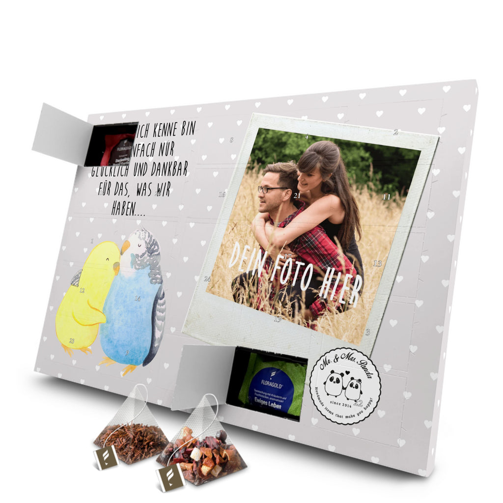 Personalisierter Tee Foto Adventskalender Wellensittich Liebe Personalisierter Tee Adventskalender, Liebe, Partner, Freund, Freundin, Ehemann, Ehefrau, Heiraten, Verlobung, Heiratsantrag, Liebesgeschenk, Jahrestag, Hocheitstag, Vögel, Wellensittich, Nähe, Kuscheln, Vertrauen