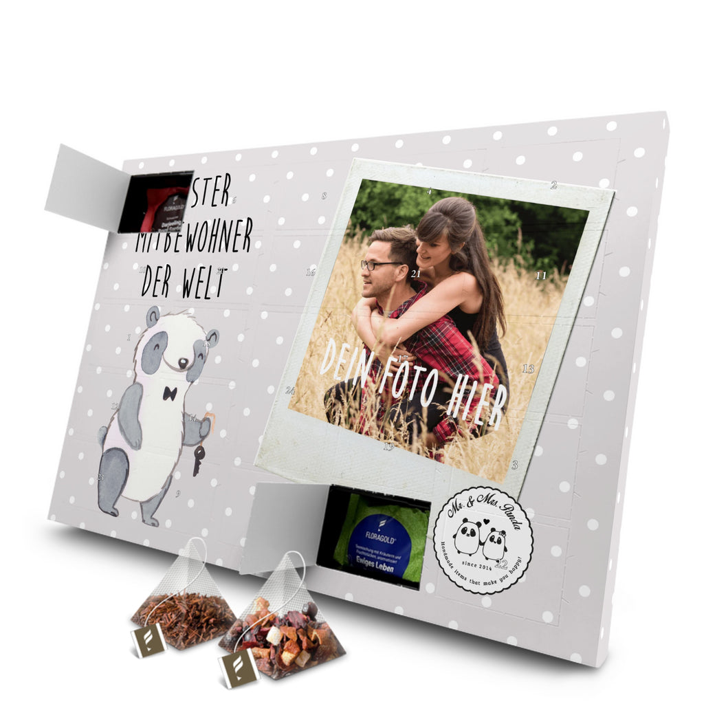 Personalisierter Tee Foto Adventskalender Panda Bester Mitbewohner der Welt Personalisierter Tee Adventskalender, für, Dankeschön, Geschenk, Schenken, Geburtstag, Geburtstagsgeschenk, Geschenkidee, Danke, Bedanken, Mitbringsel, Freude machen, Geschenktipp, Mitbewohner, WG, Zimmernachbar, Wohngemeinschaft, WG-Bewohner, Zimmerkollege, Zimmergenosse, Stubenkamerad