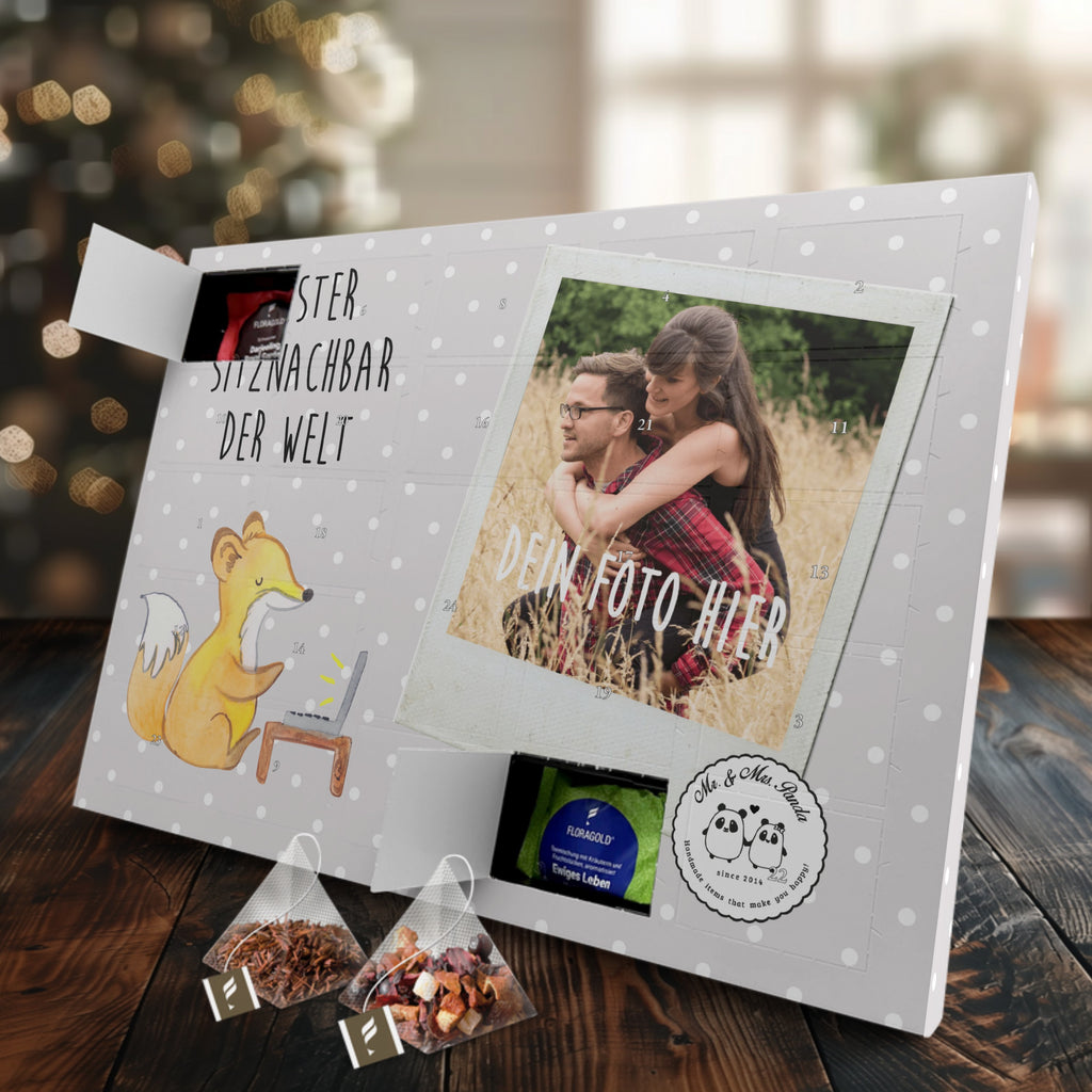 Personalisierter Tee Foto Adventskalender Fuchs Bester Sitznachbar der Welt Personalisierter Tee Adventskalender, für, Dankeschön, Geschenk, Schenken, Geburtstag, Geburtstagsgeschenk, Geschenkidee, Danke, Bedanken, Mitbringsel, Freude machen, Geschenktipp, Sitznachbar, Stuhlnachbar, Nachbar, Uni, Universität, Seminar, Kommilitone, Tischnachbar, Schule, Mitschüler, Mitstudent, Hochschule