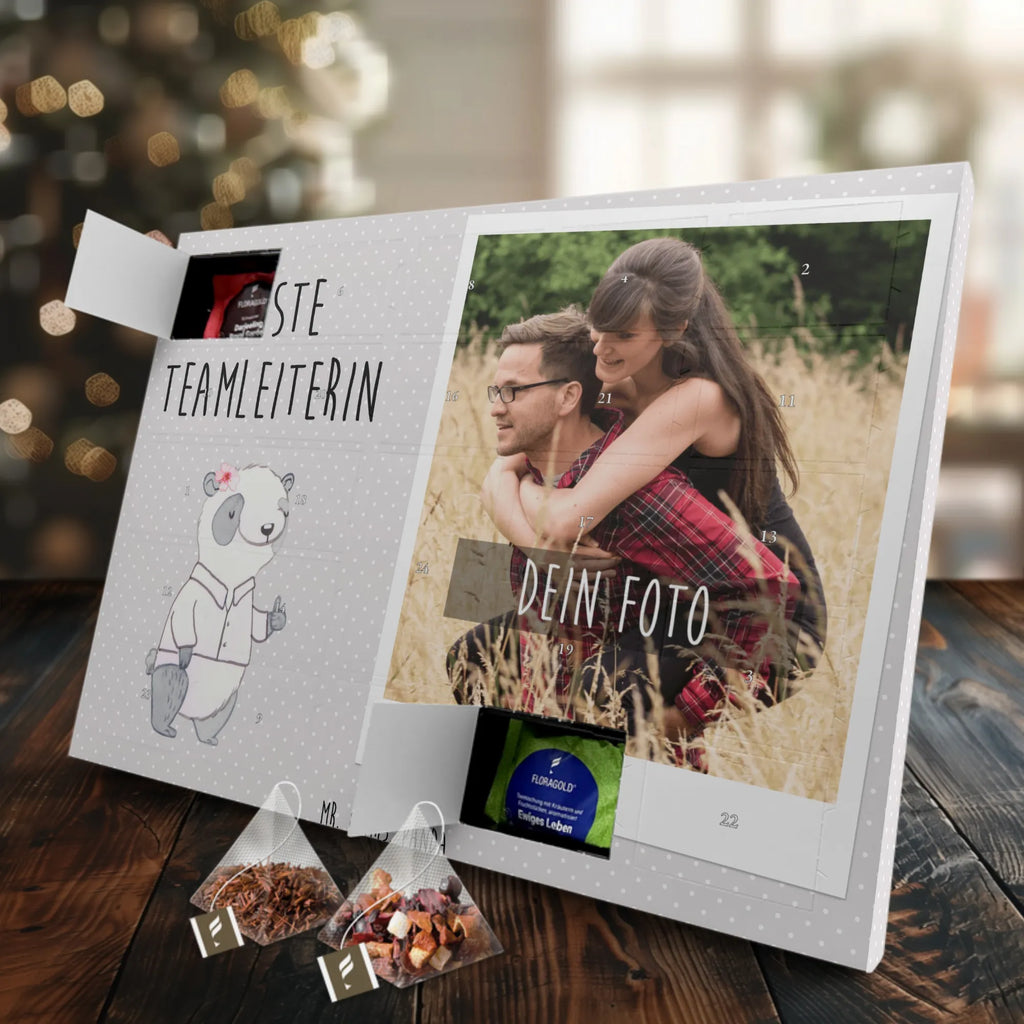 Personalisierter Tee Foto Adventskalender Panda Beste Teamleiterin Personalisierter Tee Foto Adventskalender, für, Dankeschön, Geschenk, Schenken, Geburtstag, Geburtstagsgeschenk, Geschenkidee, Danke, Bedanken, Mitbringsel, Freude machen, Geschenktipp, Teamleiterin, Seminarleiterin, Gruppenleiterin, Leiterin, Kollegin, Chefin, Vorgesetzte, Abschied, Abschiedsgeschenk, Ruhestand