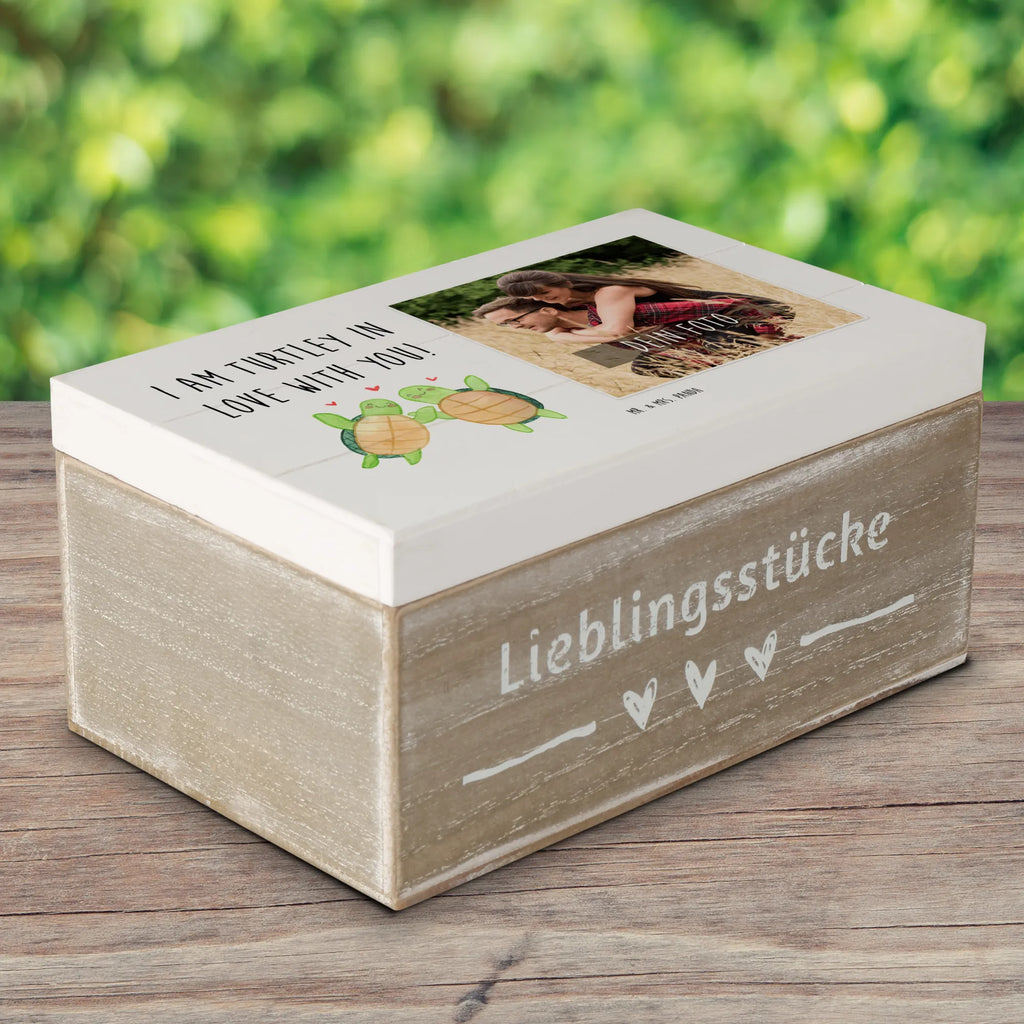 Personalisierte Foto Holzkiste Schildkröten Paar Personalisierte Foto Holzkiste, Liebe, Partner, Freund, Freundin, Ehemann, Ehefrau, Heiraten, Verlobung, Heiratsantrag, Liebesgeschenk, Jahrestag, Hocheitstag, Valentinstag, Geschenk für Frauen, Hochzeitstag, Mitbringsel, Geschenk für Freundin, Geschenk für Partner, Liebesbeweis, für Männer, für Ehemann