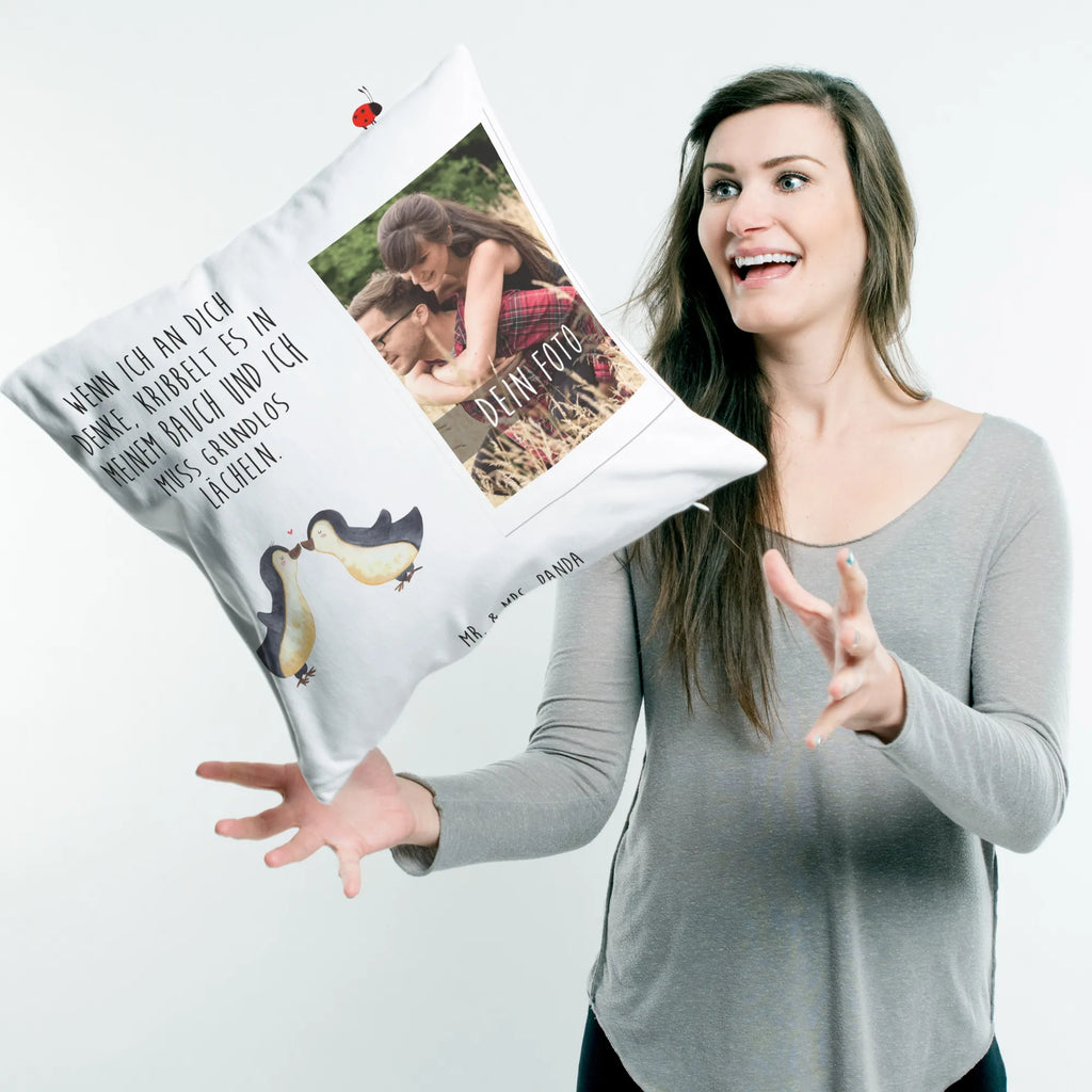 Personalisiertes Foto Kissen Pinguine Kuss Personalisiertes Foto Kissen, Liebe, Partner, Freund, Freundin, Ehemann, Ehefrau, Heiraten, Verlobung, Heiratsantrag, Liebesgeschenk, Jahrestag, Hocheitstag, Valentinstag, Geschenk für Frauen, Hochzeitstag, Mitbringsel, Geschenk für Freundin, Geschenk für Partner, Liebesbeweis, für Männer, für Ehemann