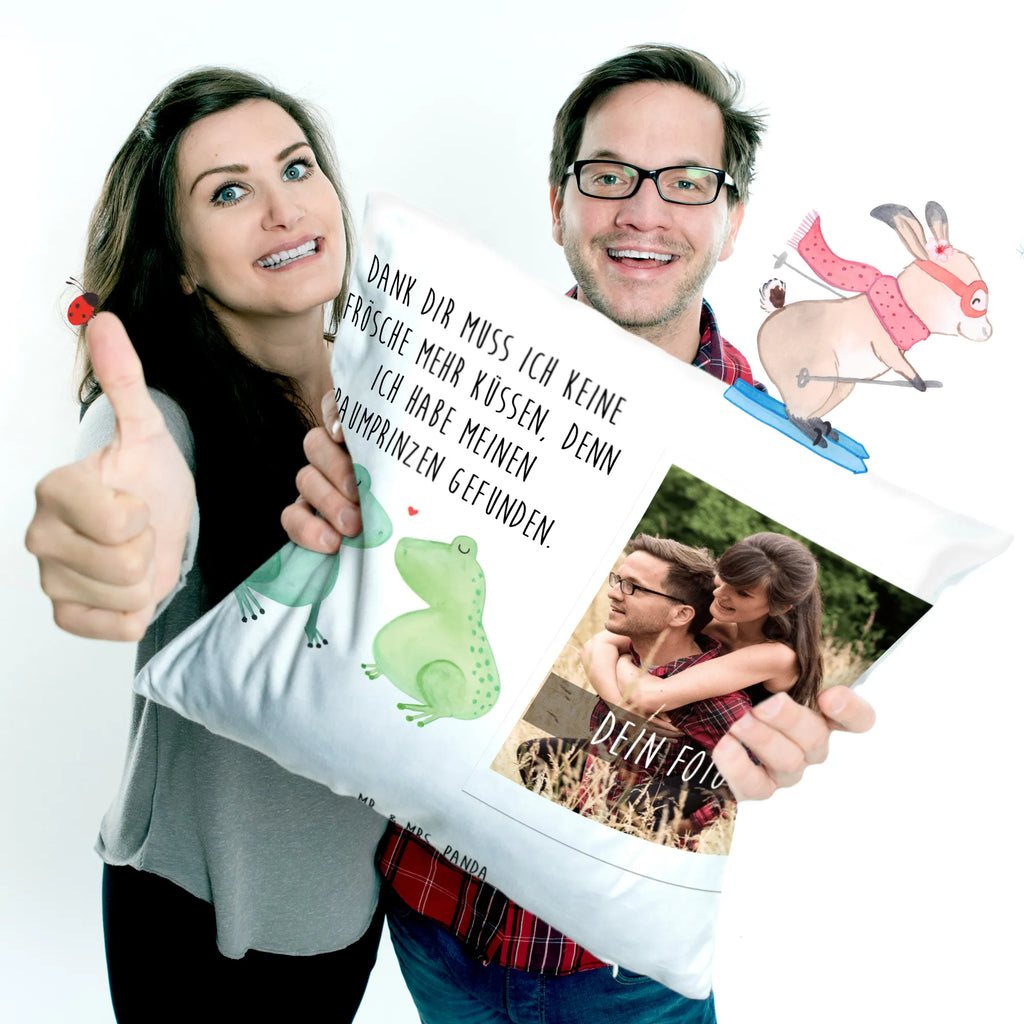 Personalisiertes Foto Kissen Frosch Liebe Personalisiertes Foto Kissen, Liebe, Partner, Freund, Freundin, Ehemann, Ehefrau, Heiraten, Verlobung, Heiratsantrag, Liebesgeschenk, Jahrestag, Hocheitstag, Verliebt, Verlobt, Verheiratet, Geschenk Freundin, Geschenk Freund, Liebesbeweis, Hochzeitstag, Geschenk Hochzeit, Frosch, Frösche, Froschkönig, Fröschchen