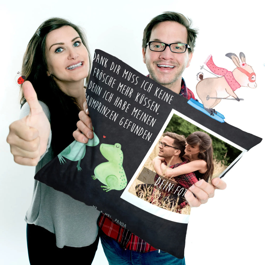 Personalisiertes Foto Kissen Frosch Liebe Personalisiertes Foto Kissen, Liebe, Partner, Freund, Freundin, Ehemann, Ehefrau, Heiraten, Verlobung, Heiratsantrag, Liebesgeschenk, Jahrestag, Hocheitstag, Verliebt, Verlobt, Verheiratet, Geschenk Freundin, Geschenk Freund, Liebesbeweis, Hochzeitstag, Geschenk Hochzeit, Frosch, Frösche, Froschkönig, Fröschchen