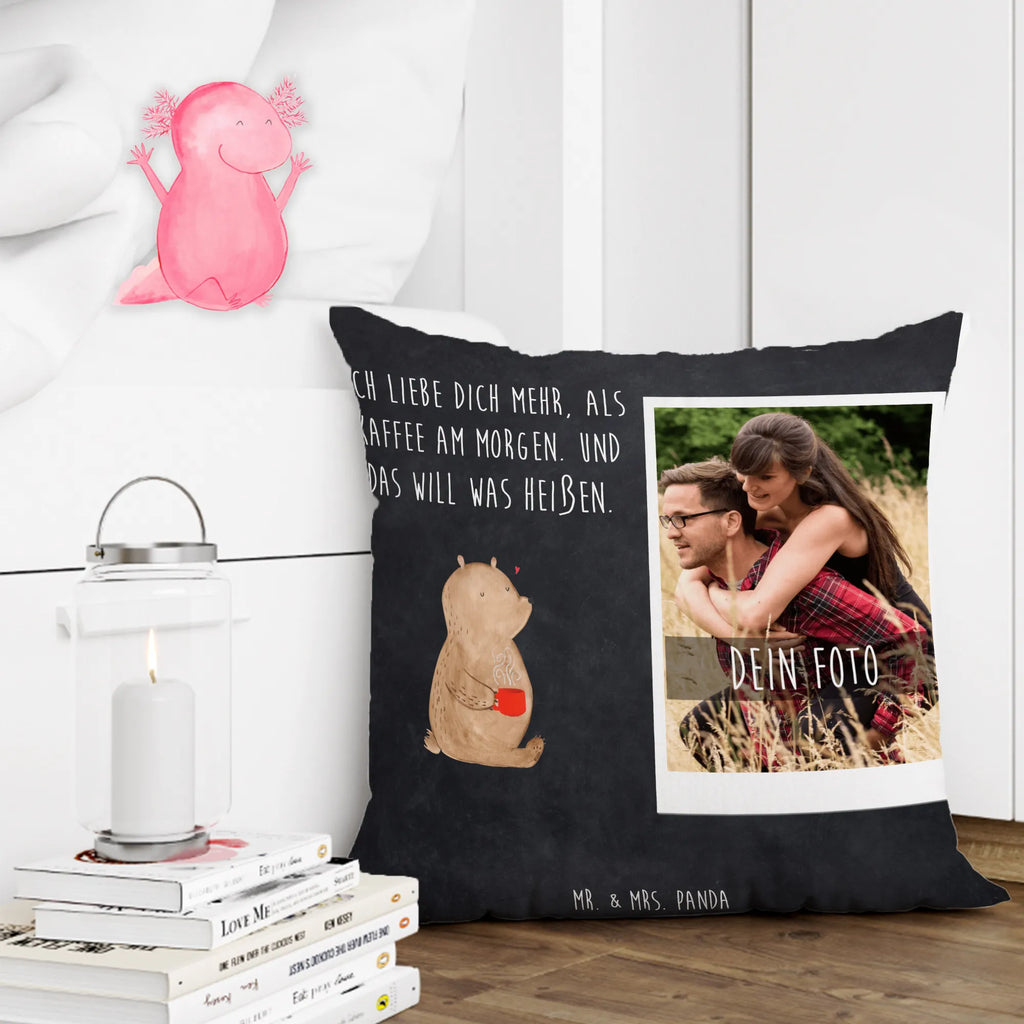 Personalisiertes Foto Kissen Bär Morgenkaffee Personalisiertes Foto Kissen, Liebe, Partner, Freund, Freundin, Ehemann, Ehefrau, Heiraten, Verlobung, Heiratsantrag, Liebesgeschenk, Jahrestag, Hocheitstag, Valentinstag, Geschenk für Frauen, Hochzeitstag, Mitbringsel, Geschenk für Freundin, Geschenk für Partner, Liebesbeweis, für Männer, für Ehemann