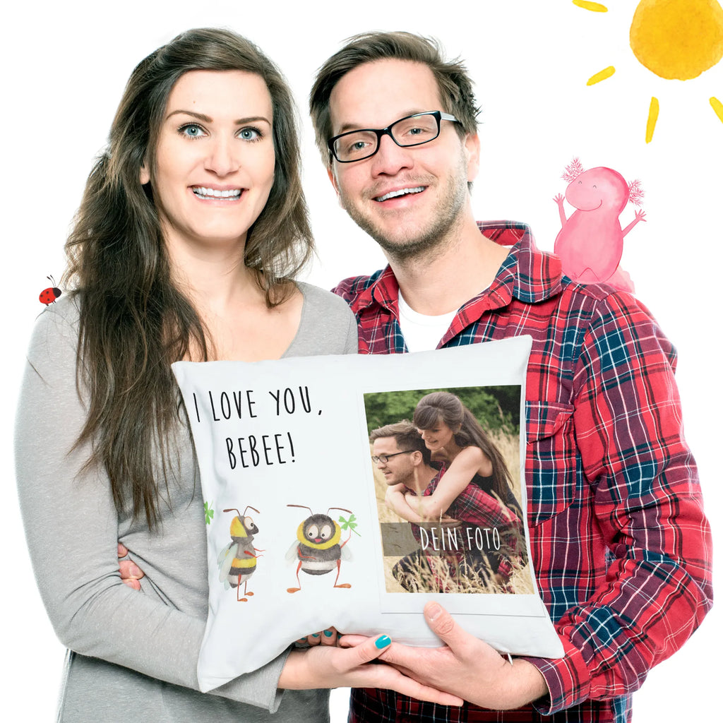 Personalisiertes Foto Kissen Bienen Paar Personalisiertes Foto Kissen, Liebe, Partner, Freund, Freundin, Ehemann, Ehefrau, Heiraten, Verlobung, Heiratsantrag, Liebesgeschenk, Jahrestag, Hocheitstag, Valentinstag, Geschenk für Frauen, Hochzeitstag, Mitbringsel, Geschenk für Freundin, Geschenk für Partner, Liebesbeweis, für Männer, für Ehemann, Schildkröten, verliebte Schildkröten