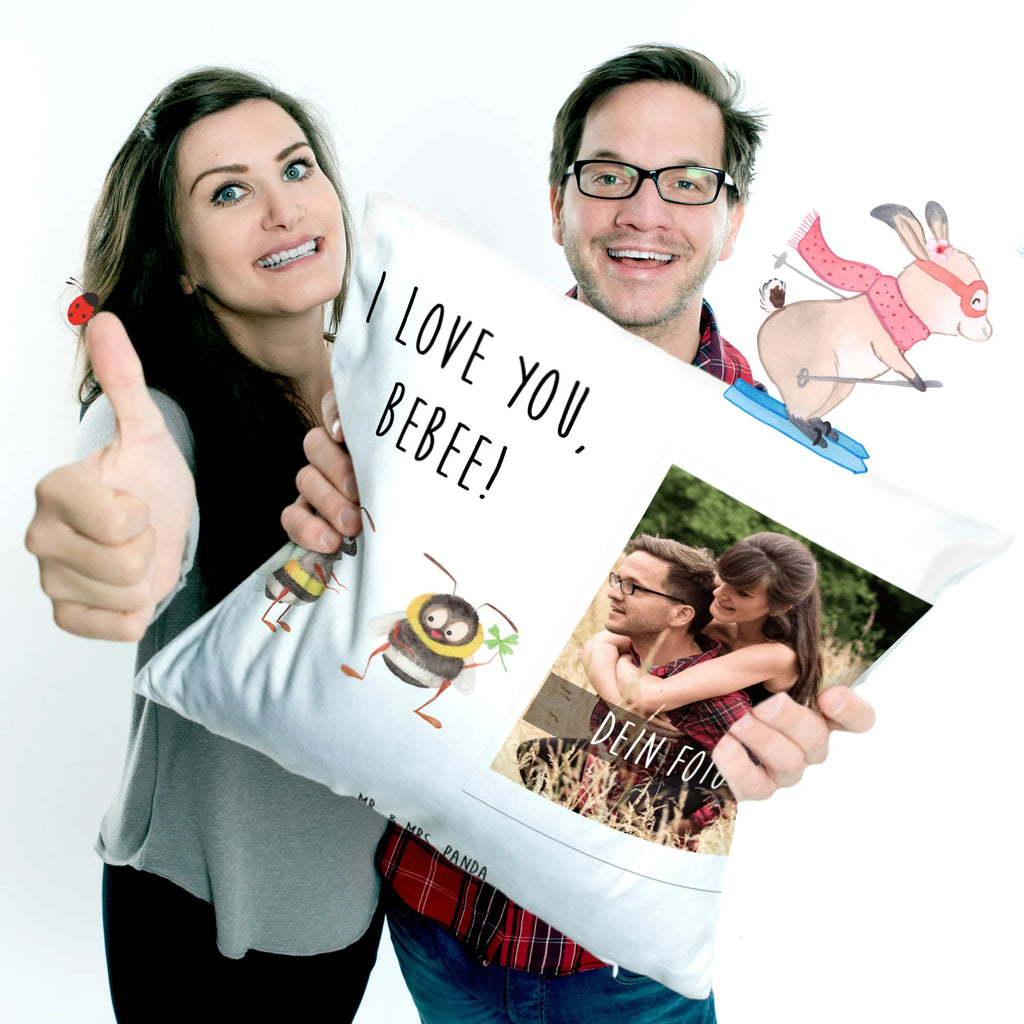 Personalisiertes Foto Kissen Bienen Paar Personalisiertes Foto Kissen, Liebe, Partner, Freund, Freundin, Ehemann, Ehefrau, Heiraten, Verlobung, Heiratsantrag, Liebesgeschenk, Jahrestag, Hocheitstag, Valentinstag, Geschenk für Frauen, Hochzeitstag, Mitbringsel, Geschenk für Freundin, Geschenk für Partner, Liebesbeweis, für Männer, für Ehemann, Schildkröten, verliebte Schildkröten