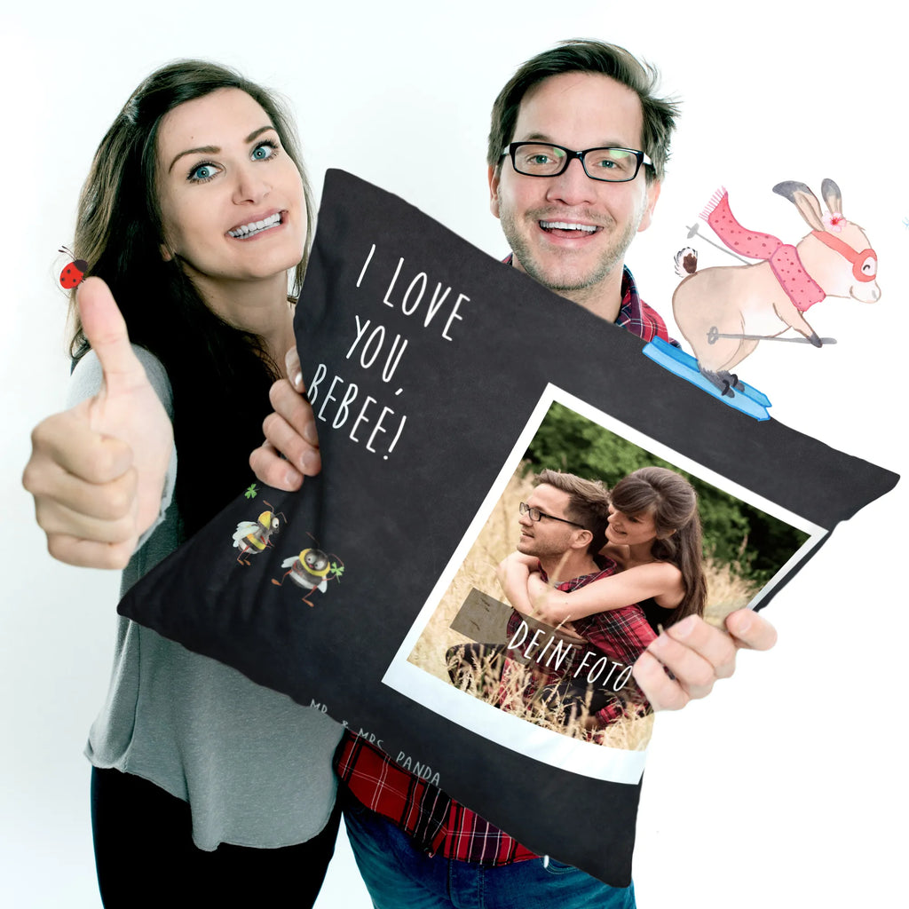 Personalisiertes Foto Kissen Bienen Paar Personalisiertes Foto Kissen, Liebe, Partner, Freund, Freundin, Ehemann, Ehefrau, Heiraten, Verlobung, Heiratsantrag, Liebesgeschenk, Jahrestag, Hocheitstag, Valentinstag, Geschenk für Frauen, Hochzeitstag, Mitbringsel, Geschenk für Freundin, Geschenk für Partner, Liebesbeweis, für Männer, für Ehemann, Schildkröten, verliebte Schildkröten