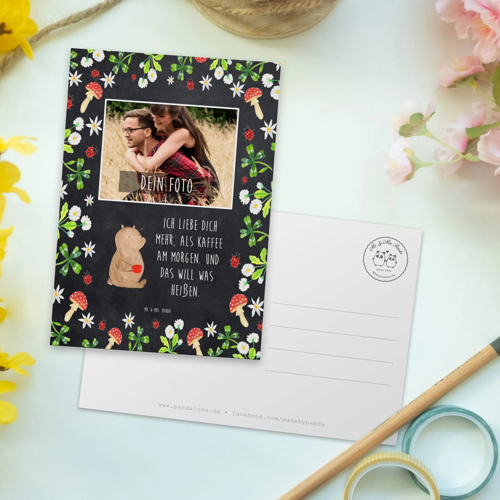 Personalisierte Foto Postkarte Bär Morgenkaffee Personalisierte Foto Postkarte, Liebe, Partner, Freund, Freundin, Ehemann, Ehefrau, Heiraten, Verlobung, Heiratsantrag, Liebesgeschenk, Jahrestag, Hocheitstag, Valentinstag, Geschenk für Frauen, Hochzeitstag, Mitbringsel, Geschenk für Freundin, Geschenk für Partner, Liebesbeweis, für Männer, für Ehemann