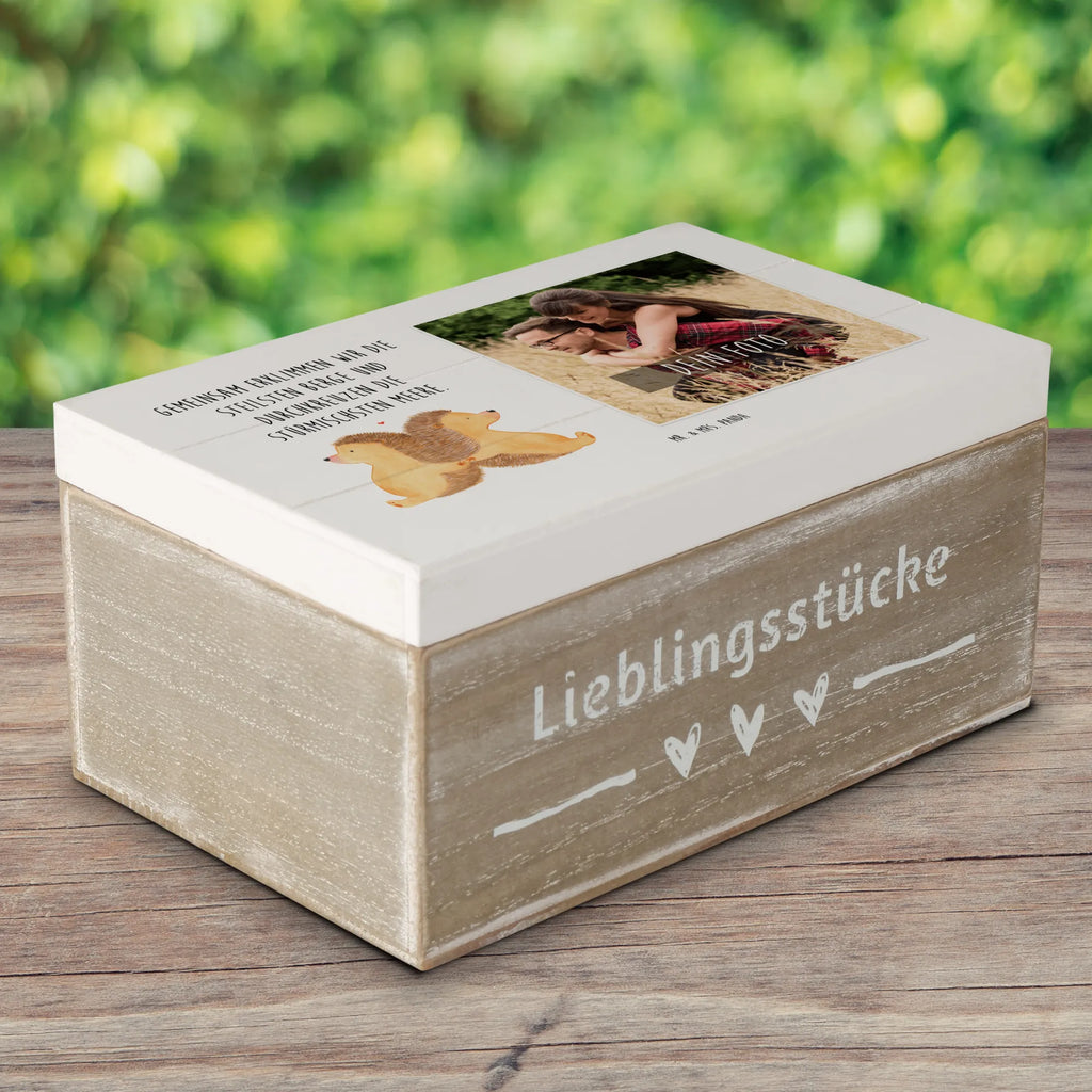 Personalisierte Foto Holzkiste Igel händchenhaltend Personalisierte Foto Holzkiste, Liebe, Partner, Freund, Freundin, Ehemann, Ehefrau, Heiraten, Verlobung, Heiratsantrag, Liebesgeschenk, Jahrestag, Hocheitstag, Igel, Igelliebe, Hand in Hand, Liebesbeweis, große Liebe, Liebesbotschaft, Hochzeit, Lieblingsmensch, Gemeinsamkeit, Love, Geschenk für zwei