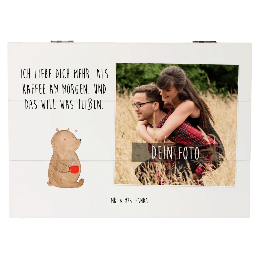 Personalisierte Foto Holzkiste Bär Morgenkaffee Personalisierte Foto Holzkiste, Liebe, Partner, Freund, Freundin, Ehemann, Ehefrau, Heiraten, Verlobung, Heiratsantrag, Liebesgeschenk, Jahrestag, Hocheitstag, Valentinstag, Geschenk für Frauen, Hochzeitstag, Mitbringsel, Geschenk für Freundin, Geschenk für Partner, Liebesbeweis, für Männer, für Ehemann