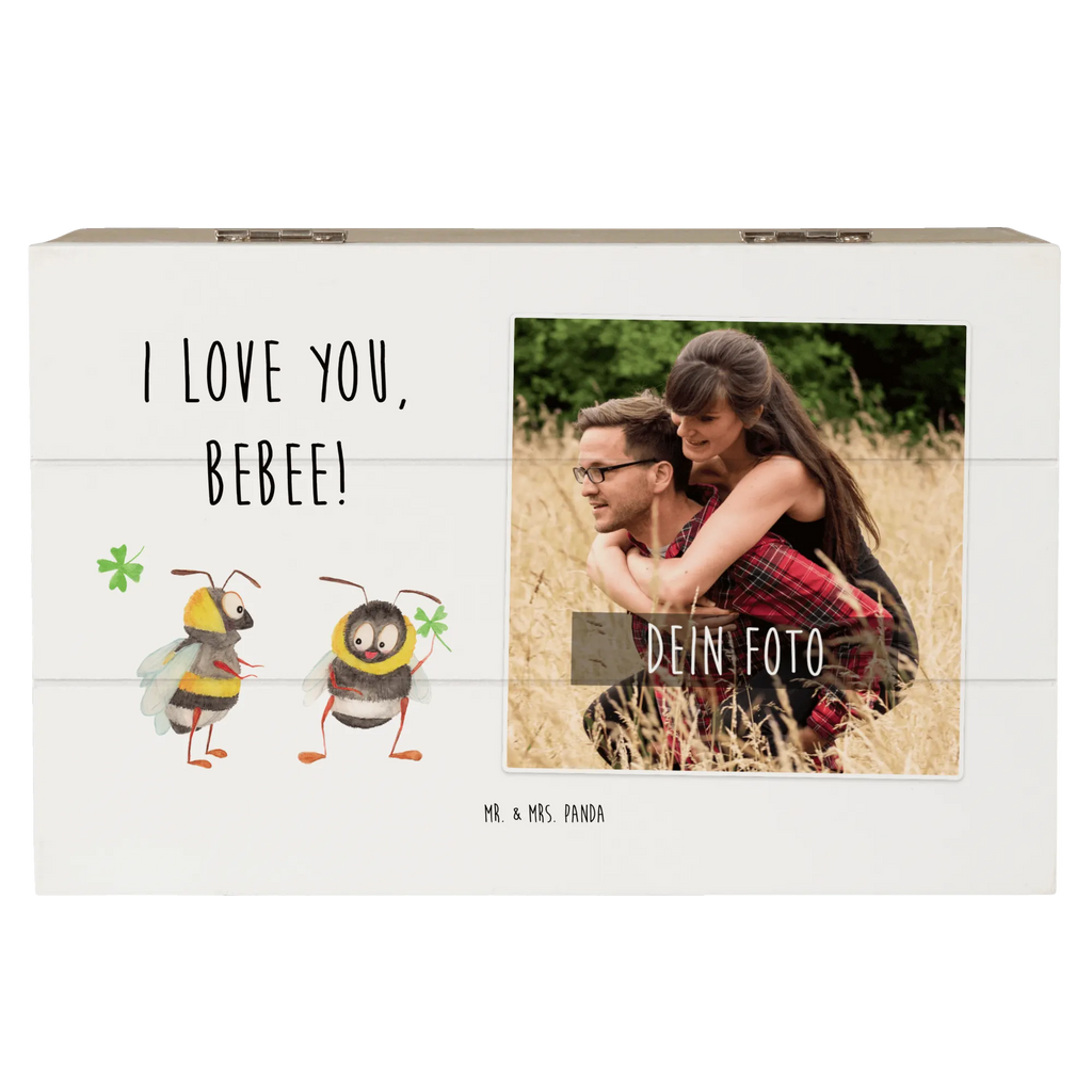 Personalisierte Foto Holzkiste Bienen Paar Personalisierte Foto Holzkiste, Liebe, Partner, Freund, Freundin, Ehemann, Ehefrau, Heiraten, Verlobung, Heiratsantrag, Liebesgeschenk, Jahrestag, Hocheitstag, Valentinstag, Geschenk für Frauen, Hochzeitstag, Mitbringsel, Geschenk für Freundin, Geschenk für Partner, Liebesbeweis, für Männer, für Ehemann, Schildkröten, verliebte Schildkröten