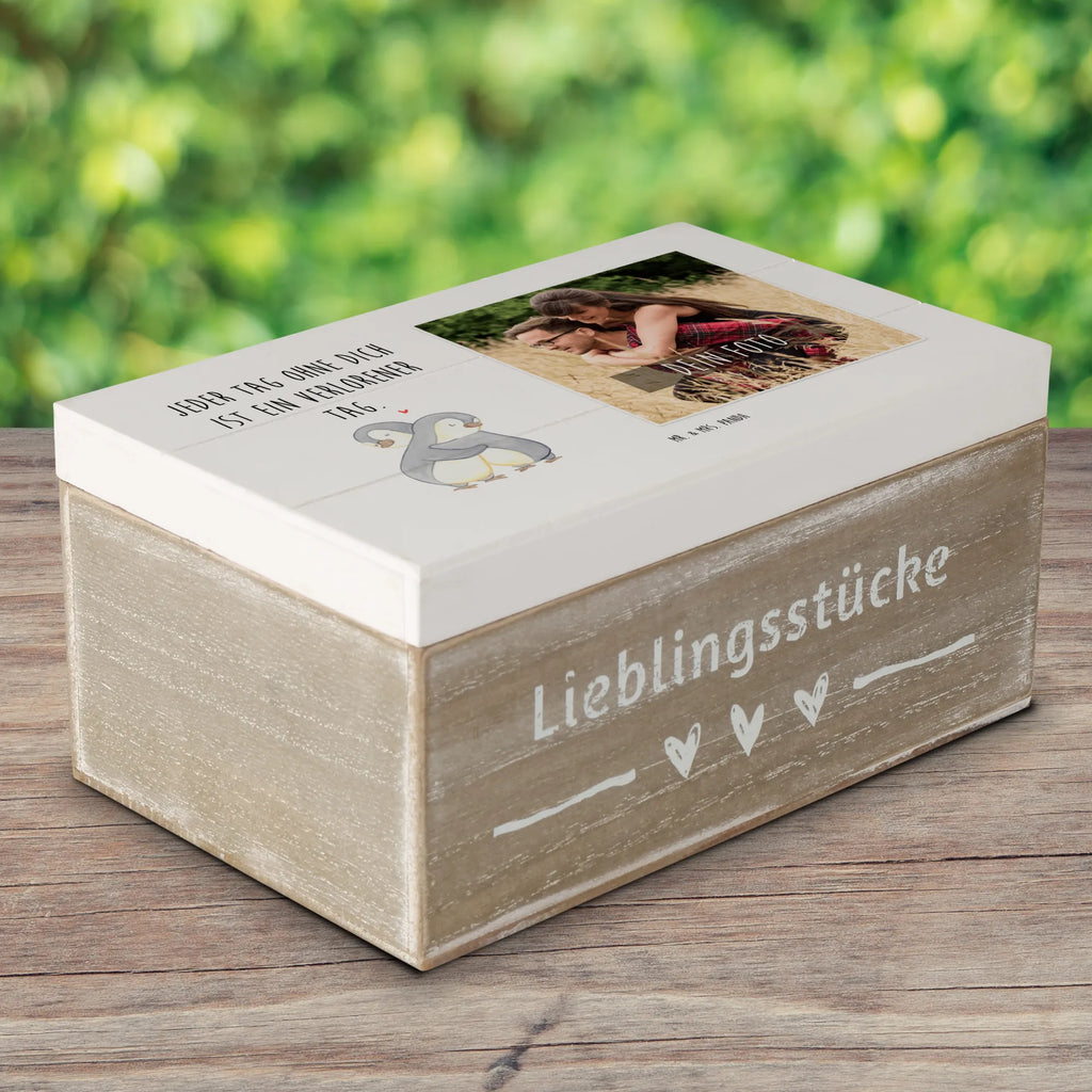 Personalisierte Foto Holzkiste Pinguine Kuscheln Personalisierte Foto Holzkiste, Liebe, Partner, Freund, Freundin, Ehemann, Ehefrau, Heiraten, Verlobung, Heiratsantrag, Liebesgeschenk, Jahrestag, Hocheitstag, Valentinstag, Geschenk für Frauen, Hochzeitstag, Mitbringsel, Geschenk für Freundin, Geschenk für Partner, Liebesbeweis, für Männer, für Ehemann