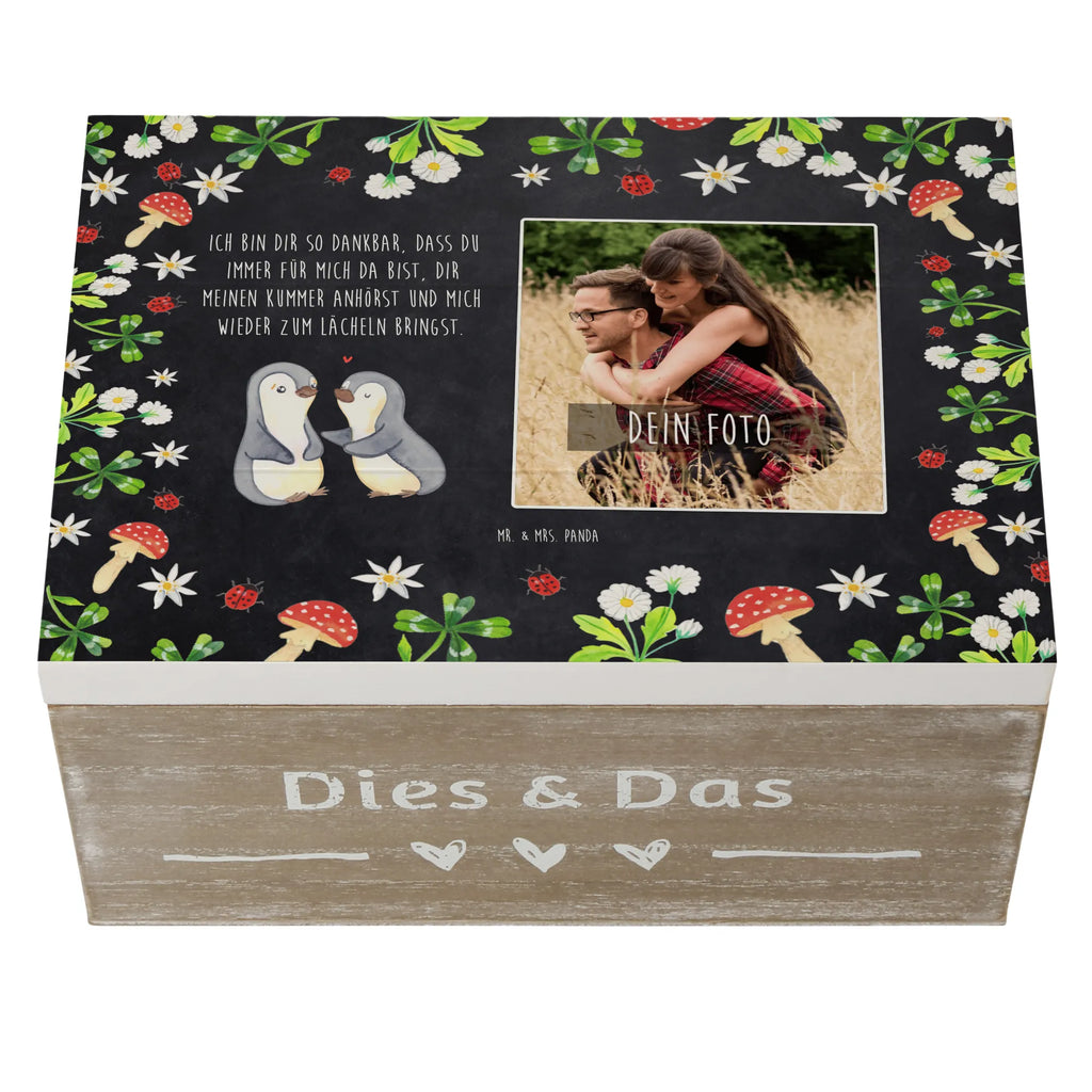 Personalisierte Foto Holzkiste Pinguine trösten Personalisierte Foto Holzkiste, Liebe, Partner, Freund, Freundin, Ehemann, Ehefrau, Heiraten, Verlobung, Heiratsantrag, Liebesgeschenk, Jahrestag, Hocheitstag, Valentinstag, Geschenk für Frauen, Hochzeitstag, Mitbringsel, Geschenk für Freundin, Geschenk für Partner, Liebesbeweis, für Männer, für Ehemann