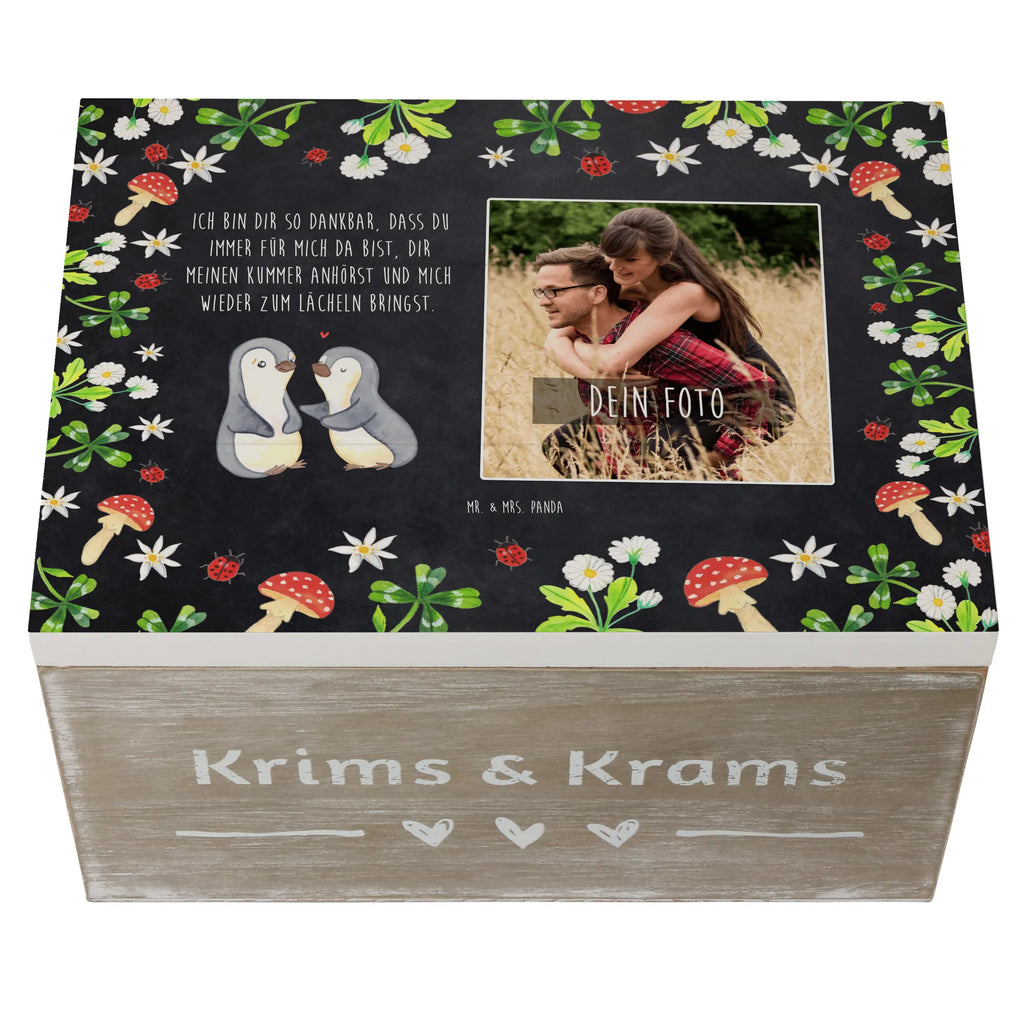 Personalisierte Foto Holzkiste Pinguine trösten Personalisierte Foto Holzkiste, Liebe, Partner, Freund, Freundin, Ehemann, Ehefrau, Heiraten, Verlobung, Heiratsantrag, Liebesgeschenk, Jahrestag, Hocheitstag, Valentinstag, Geschenk für Frauen, Hochzeitstag, Mitbringsel, Geschenk für Freundin, Geschenk für Partner, Liebesbeweis, für Männer, für Ehemann