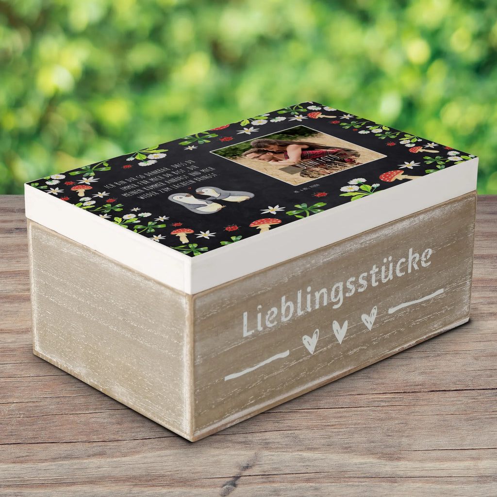 Personalisierte Foto Holzkiste Pinguine trösten Personalisierte Foto Holzkiste, Liebe, Partner, Freund, Freundin, Ehemann, Ehefrau, Heiraten, Verlobung, Heiratsantrag, Liebesgeschenk, Jahrestag, Hocheitstag, Valentinstag, Geschenk für Frauen, Hochzeitstag, Mitbringsel, Geschenk für Freundin, Geschenk für Partner, Liebesbeweis, für Männer, für Ehemann