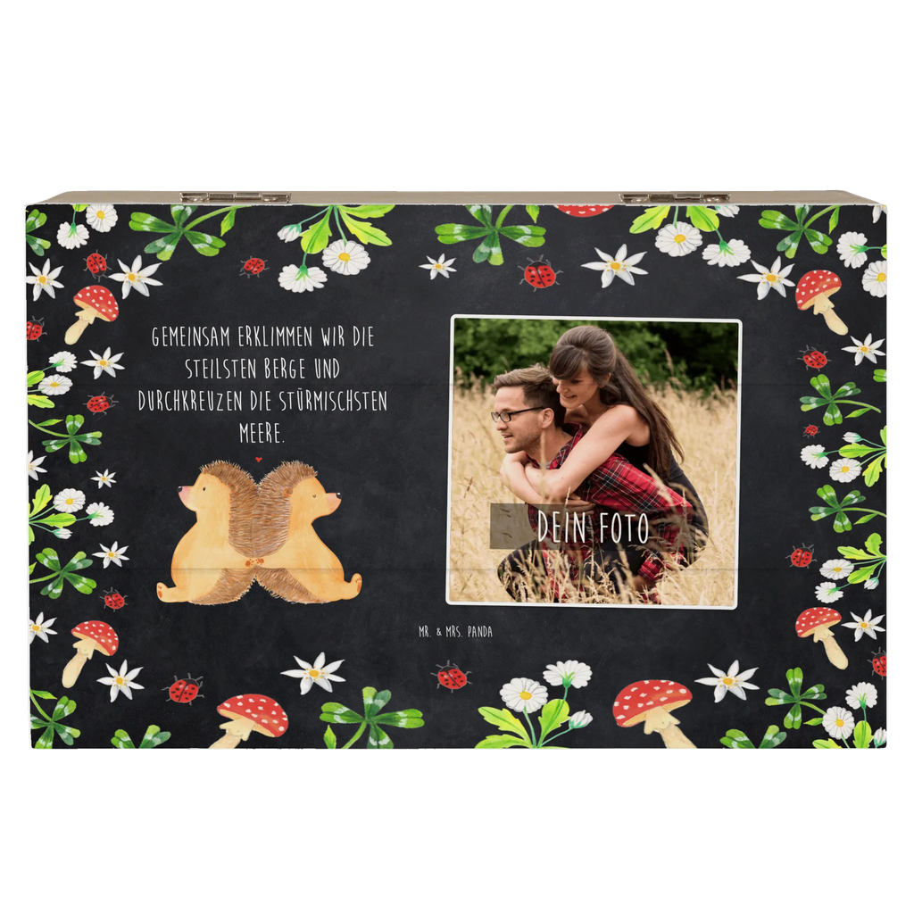 Personalisierte Foto Holzkiste Igel händchenhaltend Personalisierte Foto Holzkiste, Liebe, Partner, Freund, Freundin, Ehemann, Ehefrau, Heiraten, Verlobung, Heiratsantrag, Liebesgeschenk, Jahrestag, Hocheitstag, Igel, Igelliebe, Hand in Hand, Liebesbeweis, große Liebe, Liebesbotschaft, Hochzeit, Lieblingsmensch, Gemeinsamkeit, Love, Geschenk für zwei