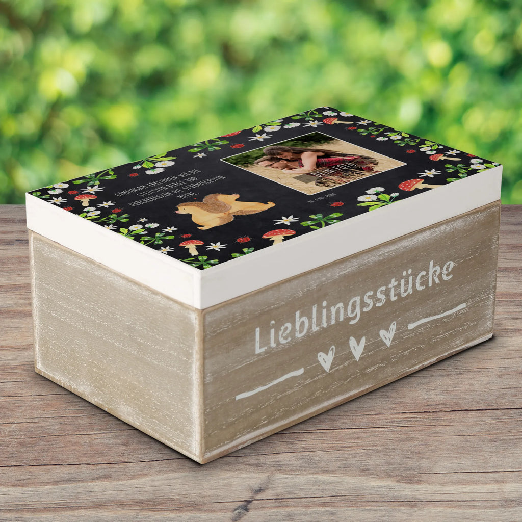 Personalisierte Foto Holzkiste Igel händchenhaltend Personalisierte Foto Holzkiste, Liebe, Partner, Freund, Freundin, Ehemann, Ehefrau, Heiraten, Verlobung, Heiratsantrag, Liebesgeschenk, Jahrestag, Hocheitstag, Igel, Igelliebe, Hand in Hand, Liebesbeweis, große Liebe, Liebesbotschaft, Hochzeit, Lieblingsmensch, Gemeinsamkeit, Love, Geschenk für zwei