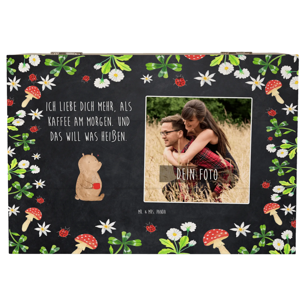 Personalisierte Foto Holzkiste Bär Morgenkaffee Personalisierte Foto Holzkiste, Liebe, Partner, Freund, Freundin, Ehemann, Ehefrau, Heiraten, Verlobung, Heiratsantrag, Liebesgeschenk, Jahrestag, Hocheitstag, Valentinstag, Geschenk für Frauen, Hochzeitstag, Mitbringsel, Geschenk für Freundin, Geschenk für Partner, Liebesbeweis, für Männer, für Ehemann